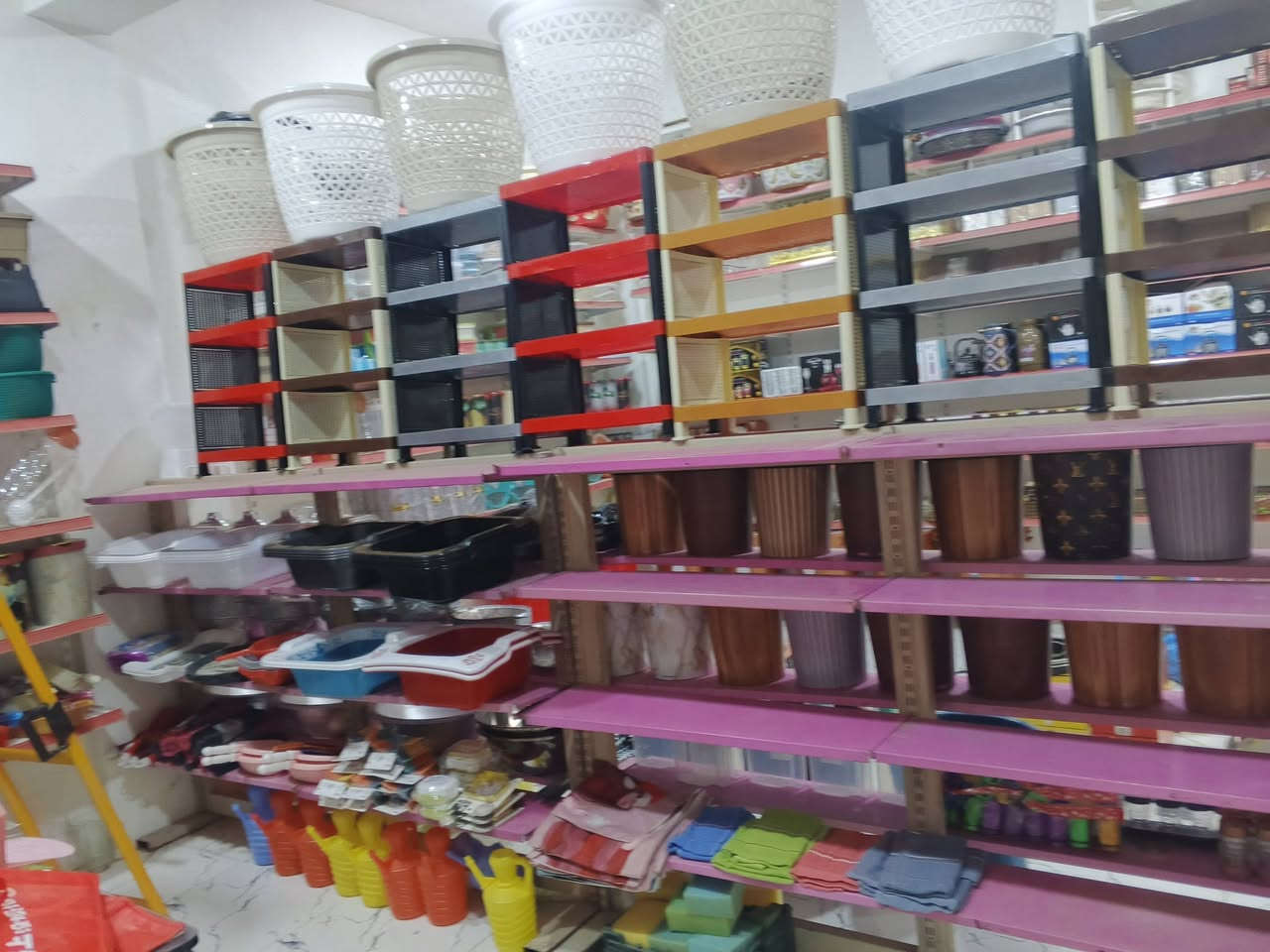 حاجه الف 
عنوان شارع قحطان بصب فول ساجد***********
