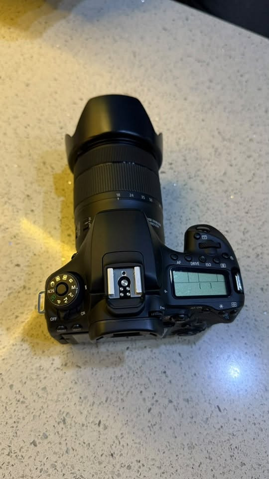 كانون EOS 90d 
عدسة الكت 18-135 
عدسة 50mm 1.8 
بطارية اضافية + باتري كرب 
حقيبة كامله 
جميع ملحقاتها موجودة من كراتين وكتلوكات كاملة 
النظافة 100‎%‎ استخدام جداً قليل 
مكاني بغداد 
السعر مليون و150 
***********
