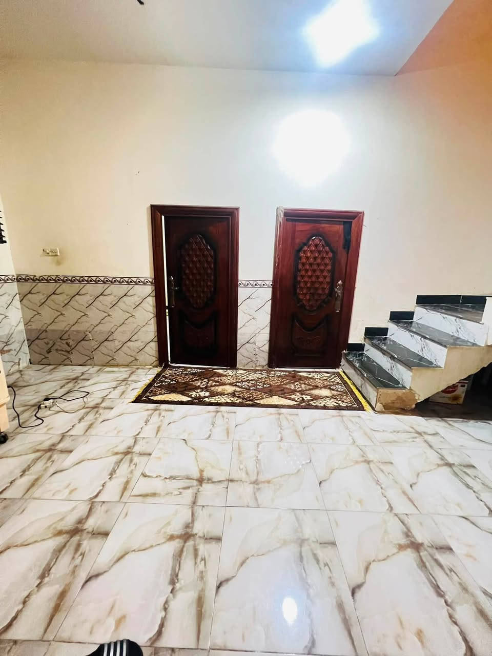 السلام عليكم
بيت للبيع المساحه ٢٠٠ متر 
الناصرية 📍ال ابو عضم يم عمود ١٥ قريب ع شارع العام 
قرب مدرسه نهر الفرات 
تبليط وماء ومجاري 
وكافه الخدمات 
السعر ١١٠
الاستفسار ع رقم  ***********
البيت يتكون من غرفتين +صاله +ديوانيه + صحيات + مطبخ ومناور عدد ٢
وطابق الثاني ناقص بس سكف
