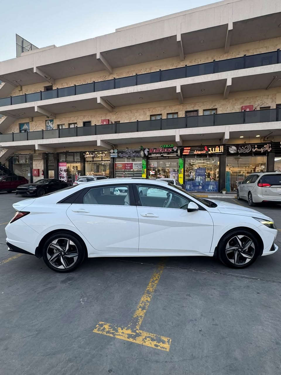 سلام عليكم شباب الانتره بيضه
ماشيه 92 km

بيها بارد بس بجاملغ الايمن الامامي 

مكينة 2000cc

فول ١/١ فتحه بصمه 

مكاني بغداد حي الخضراء 

رقمي *********** بي واتس اب
