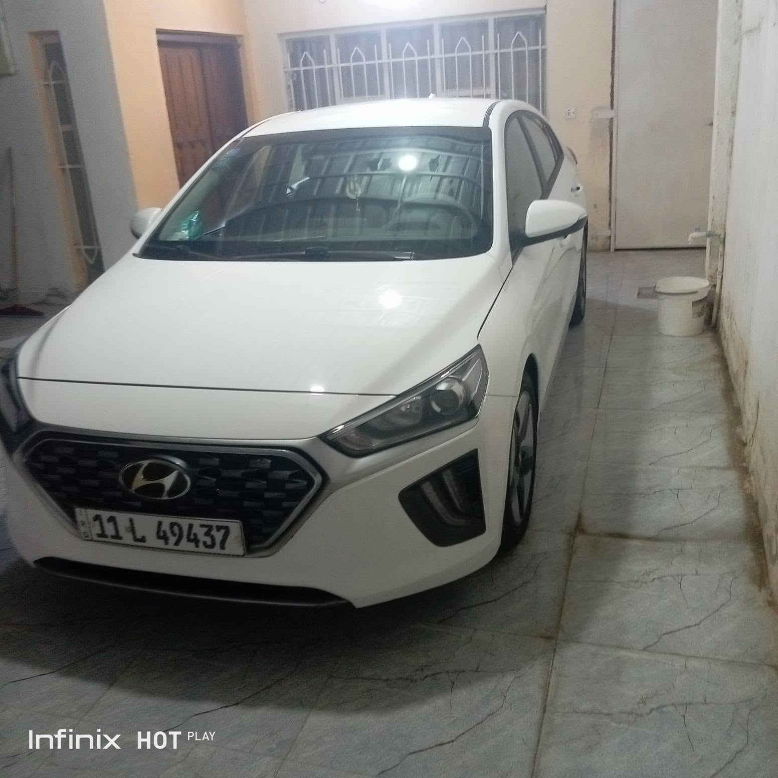 سيارة هيونداي آيونيك هايبرد (Hyundai Ioniq Hybrid للبيع موديل 2022 
تفاصيل بالكامل... مكاني صويرة حي العمال رقمي *********** السونار موجود (سعر شدة و 22 ورقة وبيها مجال) 
نظام الدفع: هجين بالكامل (Hybrid) يعمل بمحركين (بنزين + كهرباء).محرك البنزين: سعة 1.6 لتر (1600 CC) رباعي الأسطوانات بتقنية GDI.المحرك الكهربائي: مدعوم ببطارية ليثيوم أيون بوليمر متطورة.القوة الإجمالية: تنتج المنظومة معاً قوة تصل إلى 139 حصان.ناقل الحركة (الكير): أوتوماتيك مزدوج القابض (DCT) من 6 سرعات، يوفر استجابة سريعة وعزم قوي مقارنة بكير الـ CVT التقليدي.نظام الدفع: دفع أمامي (FWD الأنظمة الذكية والترفيه (المواصفات التكنولوجية)نظام الترفيه: شاشة لمس واضحة تدعم نظامي Apple CarPlay و Android Auto لربط الهاتف وعرض الخرائط (Google Maps).النظام الصوتي: نظام صوتي نقي ومحيطي موزع على 6 سماعات داخل مقصورة السيارة.العدادات: شاشة رقمية (ديجيتال) أمام السائق تعرض معلومات القيادة، مستوى شحن البطارية، ونسبة توفير الوقود بدقة عالية.المنافذ: مدخل AUX، منفذ USB للموسيقى، ومنافذ شحن سريع (12V) للهواتف.🛋️ ميزات فئة المواصفات العالية بصمة التشغيل: نظام التشغيل الذكي بلمسة زر (Push Button Start) مع دخول ذكي بدون مفتاح (Keyless Entry).شاحن لاسلكي: قاعدة شحن لاسلكي ذكي للهواتف الذكية المدعومة في الكونسول الوسطي.المقاعد: التحكم كهربائياً بمقعد السائق مع ميزة الدعم الطبي للظهر (Lumbar Support).التدفئة والتبريد: تدفئة للمقاعد الأمامية والمقود (الستيرن) للراحة في الشتاء.🛡️ أنظمة الأمان المتقدمة الذكية (SmartSense)رادار القيادة: نظام التحذير من الاصطدام الأمامي مع مكابح الطوارئ التلقائية (FCA).تحديد المسار: نظام المساعدة على البقاء في المسار (LKA) وتنبيه السائق عند الانحراف.النقطة العمياء: نظام الرادار الجانبي للتحذير من السيارات القادمة في النقطة العمياء (BCW).حساسات المطر: تشغيل المساحات تلقائياً عند هطول المطر مع ضبط السرعة ذاتياً.🚘 المواصفات الخارجية والتصميمالإضاءة: أضواء أمامية وخلفية بتصاميم مميزة (LED) توفر رؤية ليلية قوية واستهلاك طاقة منخفض.الحساسات والكاميرا: حساسات خلفية لمساعدة الركن + كاميرا خلفية عالية الدقة مع خطوط توجيهية متحركة.الجام والمرايا: مرايا جانبية كهربائية التحكم، قابلة للطي أوتوماتيكياً (شفت) مع إشارات انعطاف LED مدمجة.العجلات (الويلات): ويل ميثال (ألمنيوم) خفيف الوزن بتصميم ديناميكي مخصص لتقليل مقاومة الهواء وتوفير الوقود. الوسائد الهوائية: نظام وسائد هوائية متكامل (Airbags) لحماية السائق والركاب.المكابح والثبات: نظام منع انغلاق المكابح (ABS) + نظام التحكم الإلكتروني بالثبات (ESC).مساعد التلال: نظام منع التدحرج عند الوقوف في المرتفعات (HAC).هيكل السيارة: حاصل على تقييم 5 نجوم في اختبارات الأمان الأوروبية والعالمية (ANCAP) بفضل الفولاذ عالي الصلابة🛋️ المواصفات الداخلية والراحةالمقاعد: تتسع لـ 5 أشخاص براحة تامة مع مساحات جلوس ممتازة.الشاشة: شاشة وسطية تدعم أنظمة اتصال الهاتف الذكي مع بلوتوث ومنافذ شحن متكاملة.التبريد: نظام تكييف أوتوماتيكي مزدوج النطاق وممتاز (ثلاجة) لا يؤثر على أداء المحرك.أنظمة القيادة: مفتاح تحويل وضعيات القيادة بين الوضع الاقتصادي الموفر (Eco) والوضع الرياضي السريع (Sport).
