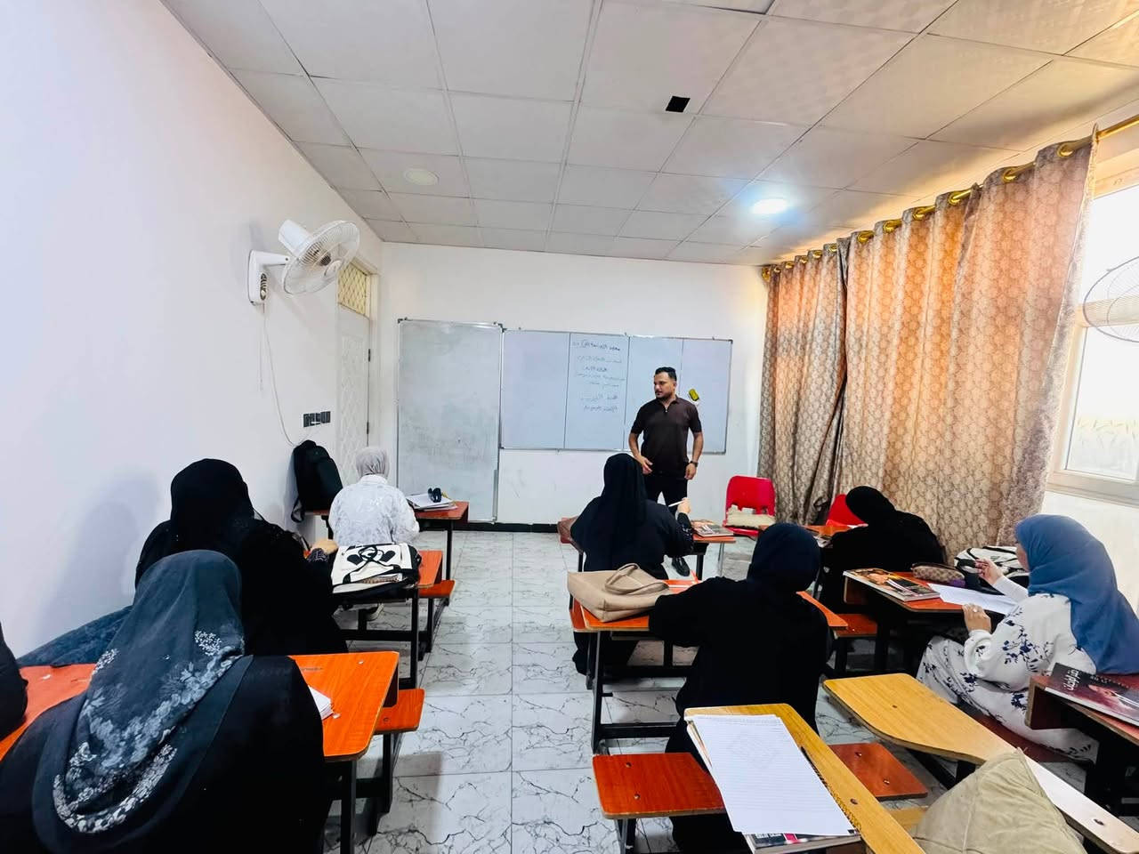 ⚡📚 معهد الجامعة المركزي 📚⚡

استمرار الامتحانات اليومية لطالبات السادس العلمي في مادة الفيزياء – الفصل الثاني الدائرة الأولى 🔋✨

📖 موضوع الامتحان:
ساق موصلة تتحرك داخل مجال مغناطيسي منتظم 🧲⚡

بإشراف الأستاذ المتميز
👨‍🏫 أحمد مطر
مدرس إعدادية قتيبة الأولى للبنين

🎯 الامتحانات اليومية… متابعة مستمرة، تثبيت للمعلومات، واستعداد أقوى للامتحان الوزاري 💪📈

🌟 في معهد الجامعة المركزي… نتابع خطوات طلبتنا لنصنع النجاح. 🌟
مع وجود فرصة للتسجيل حاليا 
العنوان ديوانية حي الجامعة نهاية 
***********-***********
