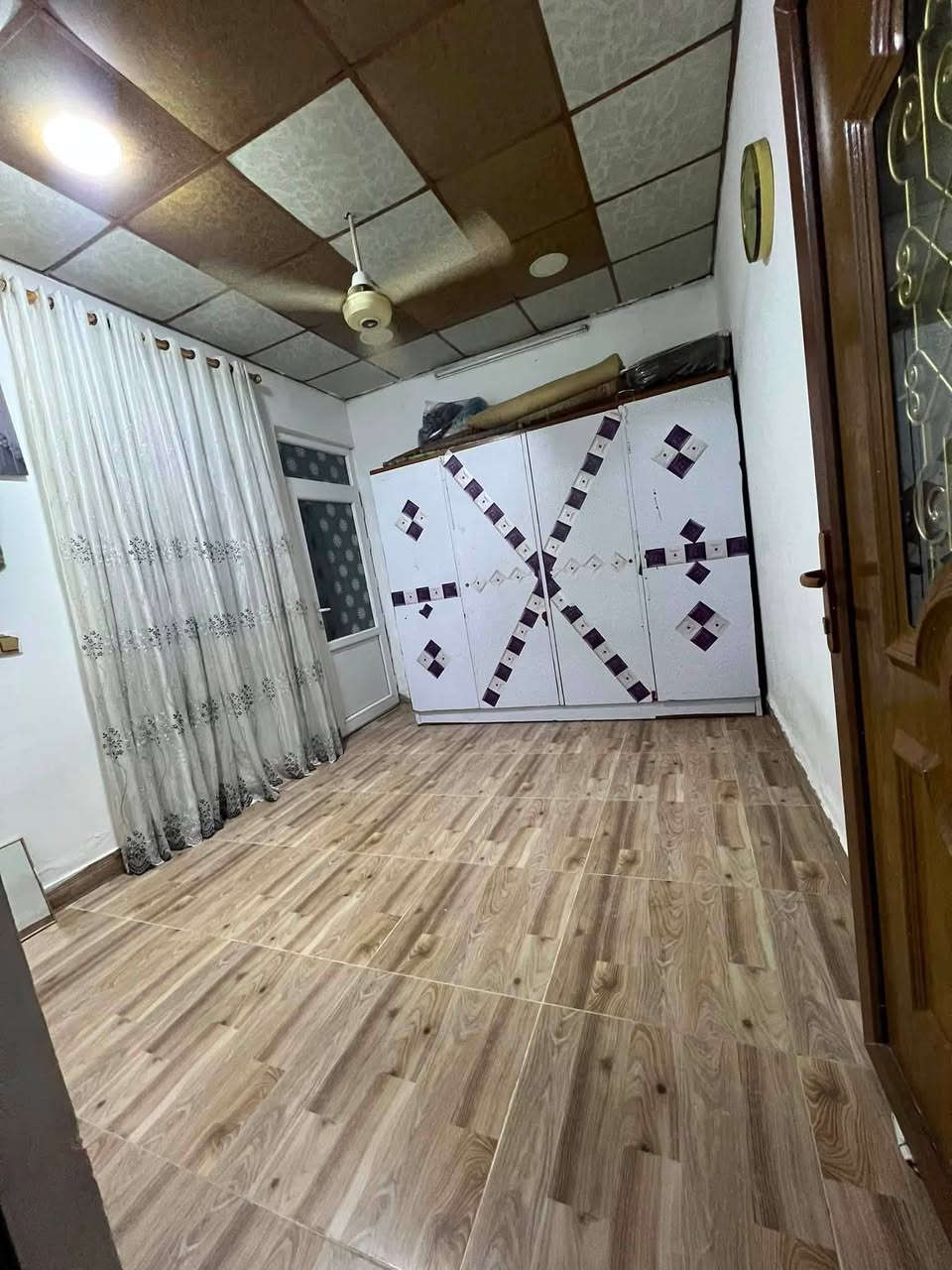 دار للبيع مساحه 100 متر عنوان كركوك دروازه طريق سليمانيه فرع مقر كوران خطين ماي سعر 48 ومجال  استفسار واتساب ***********
