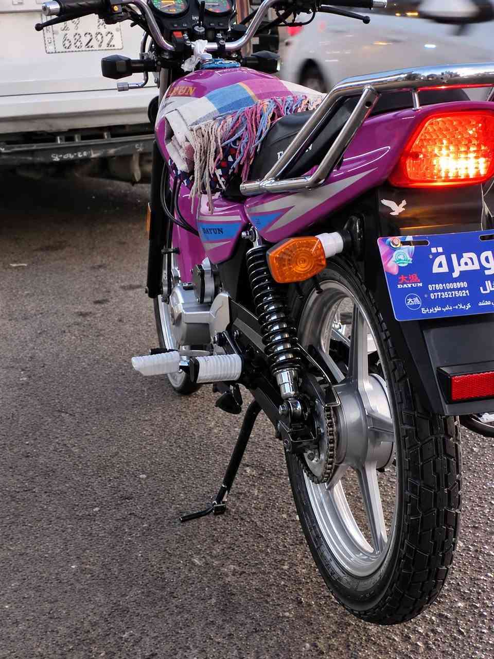 دايون عضم بنفسجي ثامر خلخال
موديل 23 طالعة ب 25 
النضافة كدامك ماعايزه برغي 
اوراق اصولي وشرط جديدات
الدراجة نضيفة واحلة من الصورة 
مكاني كربلاء 
السعر 1650 وبيها مجال 
اتصل وبيك خير وتدلل ***********

نص مكتوب في الصور:
- الجوهرة
- ثامر خاخل
- ***********
- ***********
- وكيل معتمد كريلاء- باب ملوبريح