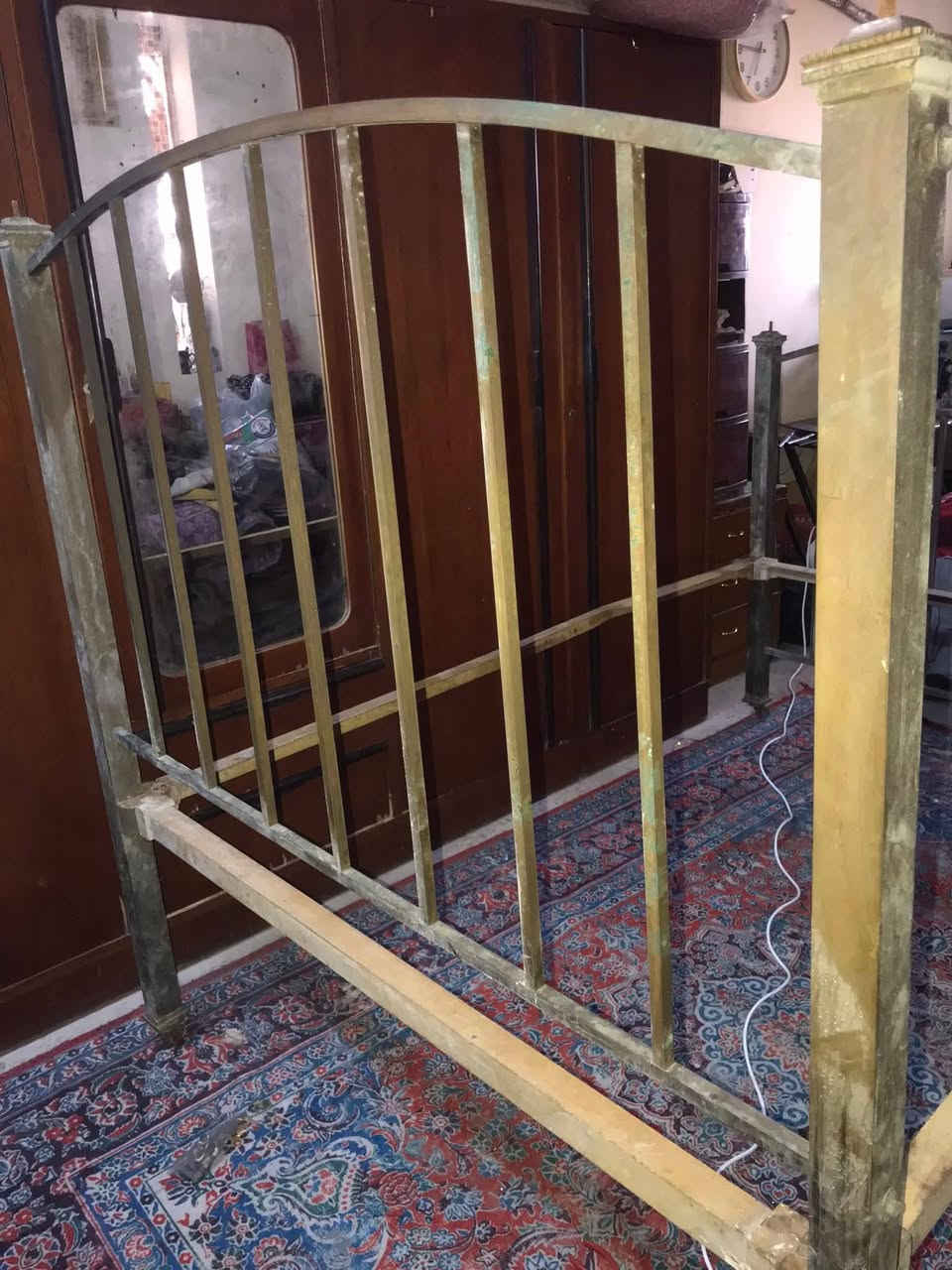 السلام عليكم عندي سرير نفرين قديم نحاس للبيع بغداد السعر 500 ألف للاستفسار اتصال ***********
