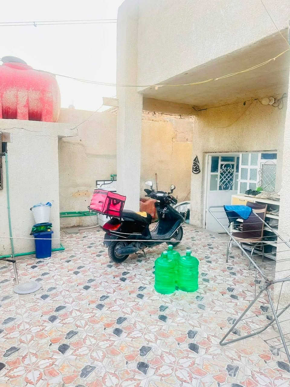 مستعجل بيت للبيع بحي الحكيم نزلت بني تميم قريب عالمدرسه /200 متر  عكاده يحتوي على غرفتين نوم وهول واستقبال ومطبخ كبير وتواليت خارجي وداخلي للاستفسار الاتصال /***********
بالرقم/ السعر 33 مليون وبي مجال
