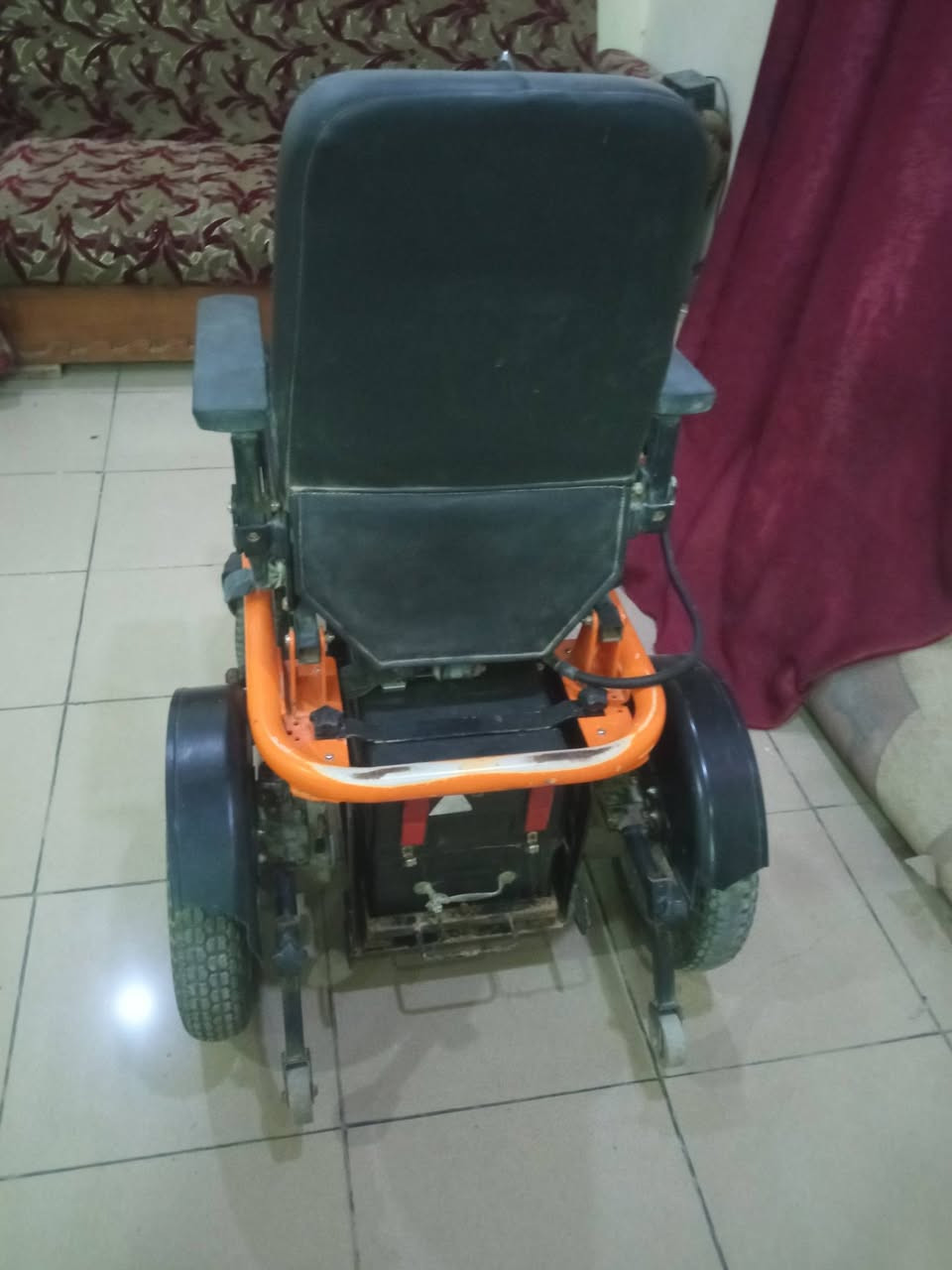 السلام عليكم عربانه شحن للبيع نضيفه بس بيه ضعف بالبطاريات سعره 200 الف العنوان حي العسكري شارع 80 رقم المبايلحله ***********
