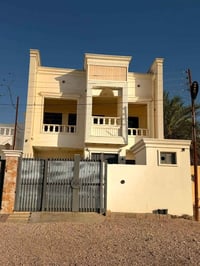 الرمادي خلف الياسين • دار طابقين • ٢٠٠م