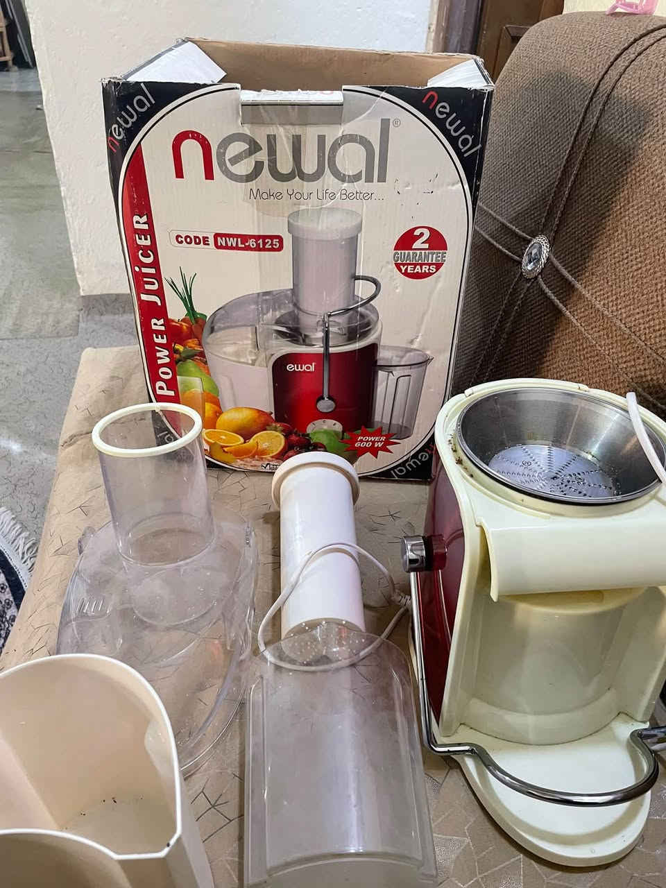 السلام عليكم عصارة فواكه نيوال (Newal) جديدة / نظيفة بلادي 🍎🍊
للبيع عصارة فواكه طبيعية من ماركة نيوال المعروفة، مال كرف وقوية.  
 الماركة: نيوال (Newal)  
 الموديل: NWL-6125  
 القوة: 600 واط (موتور قوي ويسحب حيل)  
المواصفات والمميزات:
 تعصر كلشي: تفاح، جزر، برتقال، رمان، وكل أنواع الفواكه والخضار.  
 تعزل النوى والقشور: تعصر الفاكهة وتطلعلك عصير صافي 100%، وتذبي القشور والألياف بالحاوية الخلفية وحدها.  
 درجات سرعة: بيها دكم للسرعة حتى تتحكم بيها حسب نوع الفاكهة (قوية أو ترفة).  
 تنظيفها سهل: تتفكك كلها وتنغسل بكل سهولة بترتيب.
 الملحقات: يجي وياها المكبس الفوقاني وپارچة (إبريق) مال عصير.  
طريقة الاستخدام:
1. تركب أجزائها وتقفل القفل الجانبي تمام.
2. تقصص الفاكهة أحجام تناسب الفتحة الفوقانية.
3. تخلي الكلاس أو الإبريق جوا المصب وتشغلها.
4. تدفع الفاكهة بالمكبس الخفيف وتطلعلك أحلى كلاس عصير طبيعي.
📍 العنوان: [البصره حي الاصدقاء ]
💰 السعر: [،45 ألف وبيهه مجال ]
*********** للتواصل والشراء يرجى المراسلة عالخاص.
