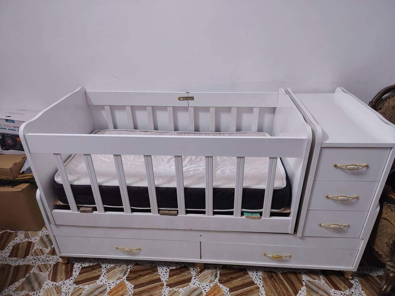 كاروك للبيع نظيف ضرر بسيط فقط جهة السياج سعره ١٥٠ وبي مجال ***********

