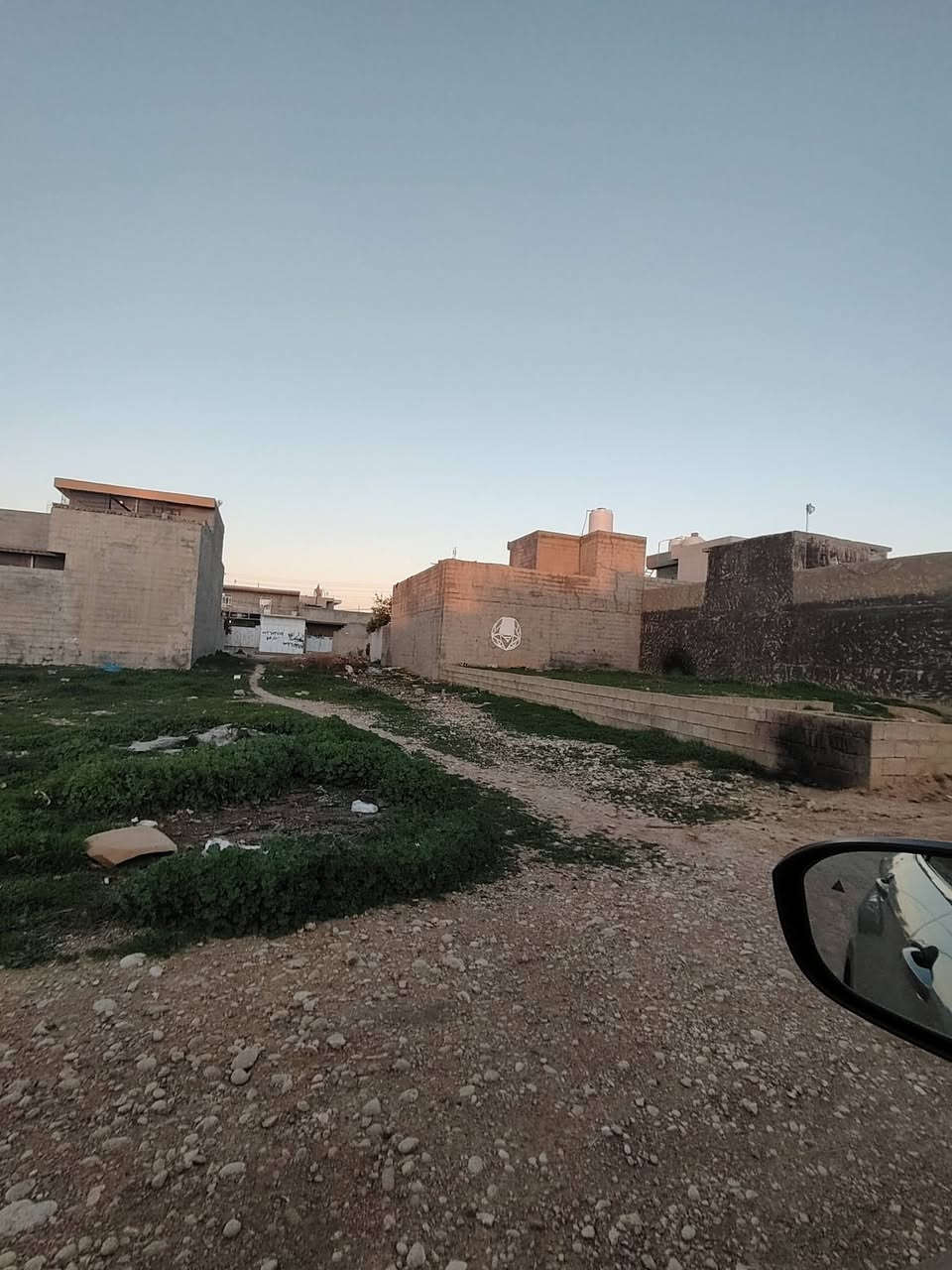 سلام عليكم 
ارض للبيع 200م في بختياري 2 قرب المستوصف
الواجهة 10م 
النزال 20م 
خدمات كهرباء ومجاري متوفرة 
للاستفسار اريان ابو مصطفى ***********
