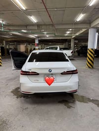bmw 530i 2026 ابيض لكجري لاين فول مواصفات داتا شو  سماعات هارمن كاردن ...