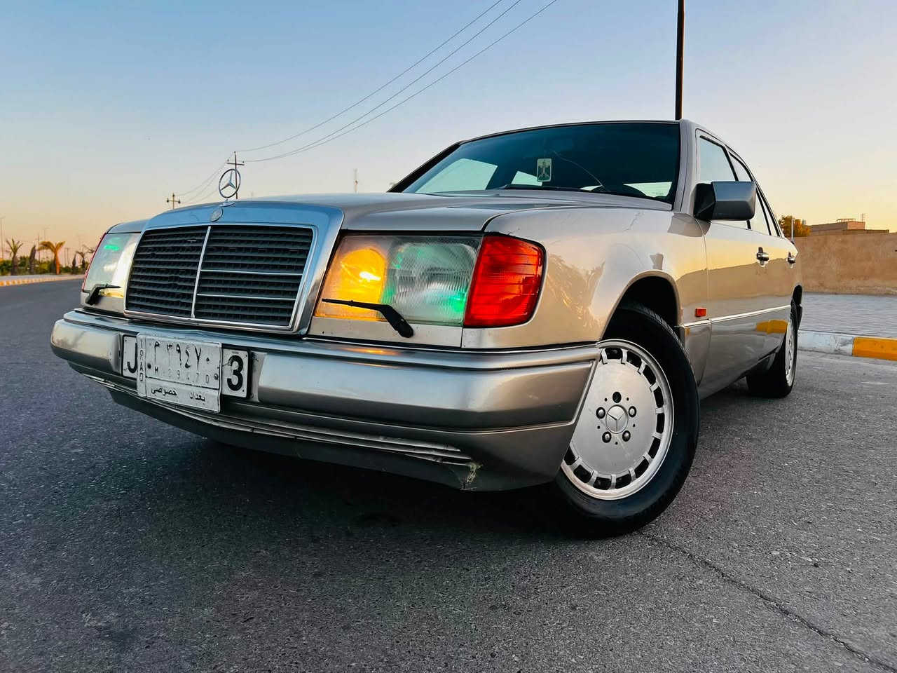 السلام عليكم اخوان
مرسيدس دب حجم 300E لون ذهبي 
رقم بغداد تحويل مباشر ثاني يوم ✅
محرك وكير VVT ياباني مكفولات لا تنقيص ولا بخار تبريد شرط ثلج 🧊 تخم تاير جديد 
دواخل جدا نضيفه مصبوغه عام للجماليه 
كهربائيات كلهه شغاله قواعد دبلات بلادي سياره جديده وأحلى من الصور مال جناي 
العنوان واسط 
السعر 53 وبيه مجال 
رقم الهاتف ***********
