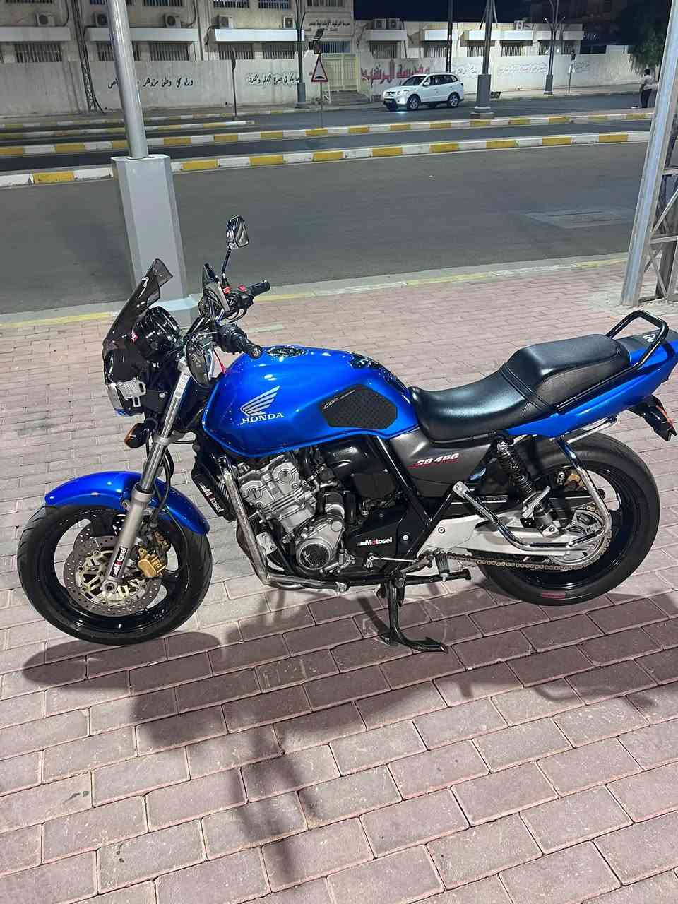 السلام عليكم… اخوان مكلف بالنشر
اللهم صلي على محمد وال محمد  

 دراجة CB400 للبيع … الدراجه نازله من معرض تميم التميمي قبل 3 اشهر 

الدراجه كير مكينه كهربائيات كلها بلاديه وشرط الفحص 

الدراجة جيل ثالث نوزل 16 ولف 

الدراجه كامله من كلشي 
دبل سويج
سستم دروعه كامله
سبايدر خلفي
شفقه امامي اصليه تفصيخ 
كفر يدات 
زوج تايرات جدد امامي خلفي
زنجيل دراجه جديد 
دسكات جديده 
ربلات تانكي اصليه 
والدراجه هيه تسولف بنضافتها
 ملاحضه الصالنصه الرياضيه مو وياها البلاديه مالتها موجوده وصورها بلمنشور 

مكان الدراجه الرمادي …
السعر  21  وبيها مجال للشراي
للاستفسار *********** مراسله واتساب او على الخاص
