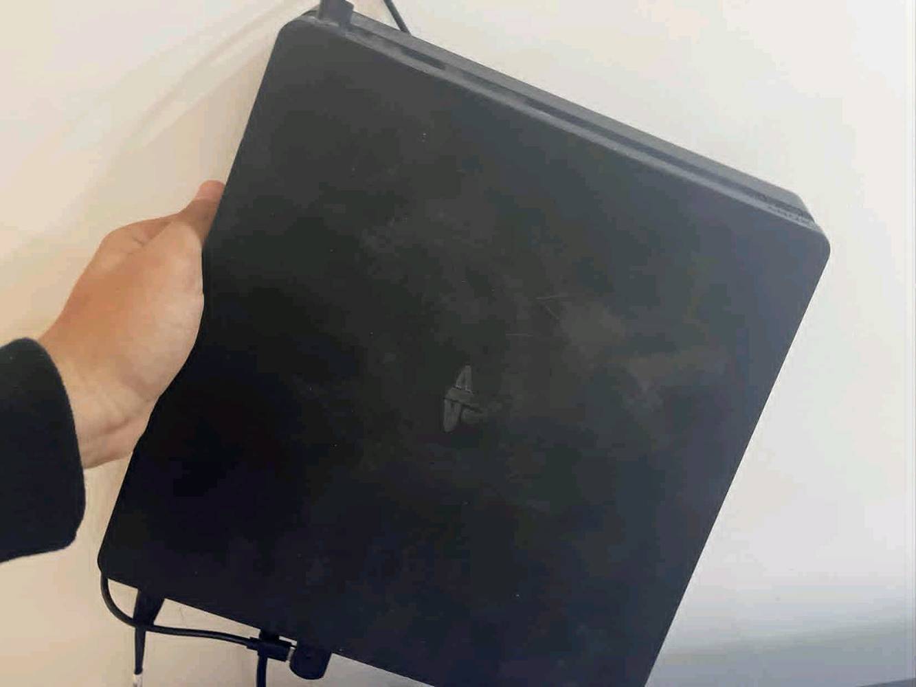 بلي فور مهكر سلم للبيع وياه اثنين يدات و قطعه هكر اضافي فيشه هذا سعره وبي مجال قليل توصيل ماكو