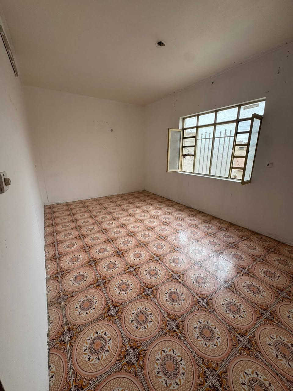 السلام عليكم بيت ركن للإيجار شارع المضخه شهداء البياع 
قرب مدرسة بشائر الخير 
المساحه ٥٤ متر 
الطابق الأرضي 
استقبال + مطبخ+صحيات
الطابق الفوك
غرفة نوم + حولي 
للاستفسار 
***********
