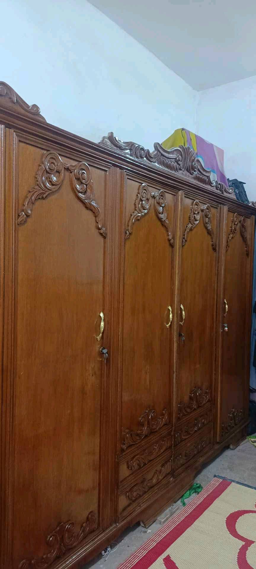 كنتور  4 ابواب بسعر 75 الف خشب  درجه اولى بي اضرار باليدات مكسوره
هذا كنتور/دولاب شنو المقاس التقريبي مالتَه؟: 
تقريبا اكثر من 200cm
وين موقعك بالضبط حتى تنكتب بالمعلن؟: 
النجف /حي النداء 
السعر 75 ألف نهائي لو بيه مجال فصال؟: 
بي مجال بسيط 
اليدات مكسورات بس، لو أكو أي ملاحظات ثانية بالباب أو الخشب نفسه؟: 
التواصل عالواتساب 