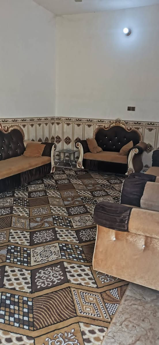 السلام عليكم بيت زراعي للبيع منطقه دور الزراعه مقابيل ال نياز فرع محطه الكوثر مقابيل نهر الوفاء  بي وصل تطويب المساحه ٢٠٠ متر مع فضله مسوينها كراج ٢٠٠ متر قاطين القاط الئول بي غرفتين وصاله كبيره وديوانيه ومطبخ ومنور الطابق الثاني بي غرفتين بس بعده ما كامل للاستفسار ***********
