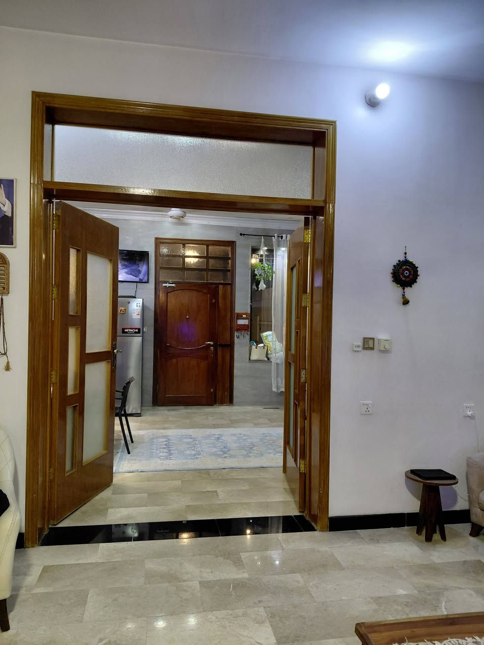 السلام عليكم البيت معروض للبيع بلديات شارع الكنيسه مساحة البيت ١٩٨ نزال ٣٠ واجهه ٦ونص بناء سنة ٢٠١٨ بناء نظيف كلشي ميحتاج البيت يحتوي ع مدخل خارجي يصعد ع غرفة خطار مستقله مع الحمام ويوجد مصعد خدمي داخل المطبخ يصعد مباشرة ع غرفة الظيوف للظيافه 
والطابق الثاني غرفتين نوم وحمام وممر  وبيتونه كبيره بالطابق العلوي وسطح خلفي وسطح امامي 
والطابق الارضي مطبخ بارد كبير ع عرض القطعه ومطبخ داخلي حار 
وصاله كبيره مع حديقه داخليه 
وغرفة نوم وحمام 
للاستفسار الاتصال ع 
***********
