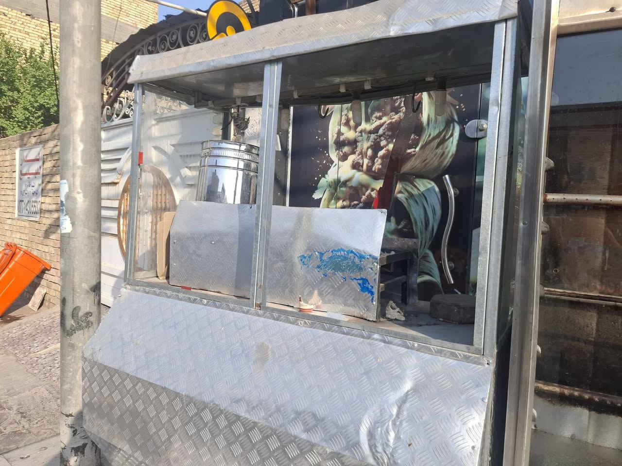 السلام عليكم غراض للبيع ميوزه عدد٦ مع كراسي وطباخ اربع عيون وكرين بركر وجمبر جاي مع طباخ وقواري ومنفلة كباب  وميزان طول مترين مرمر ثقيل مكاني واسط ***********
