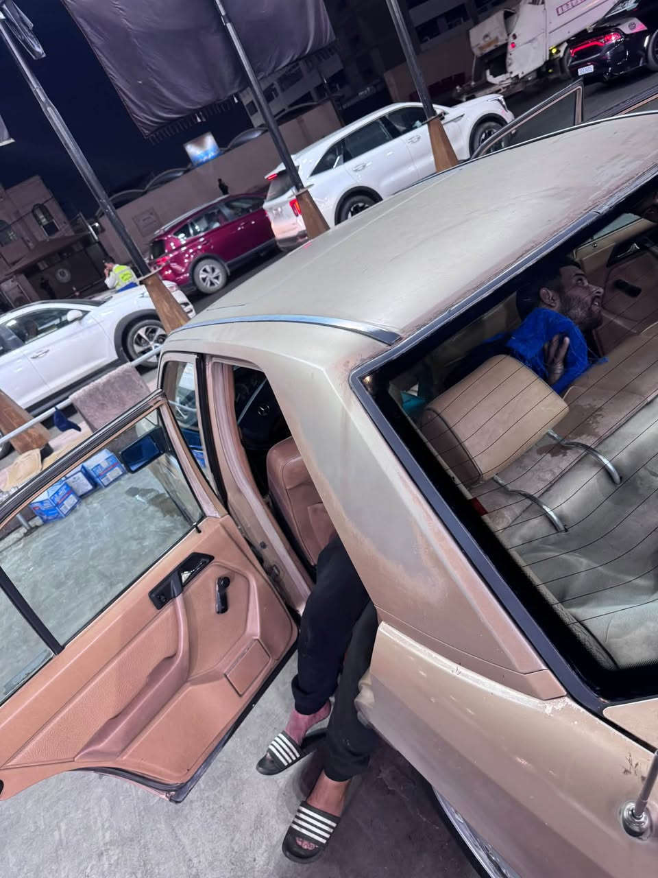 السلام عليكم ماسيدس دب 300 E موديل ١٩٨٩ فول مواصفات السياره كله شغاله تبريد مكهربائيات فتحه بلسكف مابيه قطره صبغ  على وضع الشركه رقمه انبار بسمي تحويل باي مكان *********** رايده ب٥٤ ورقه وبيه مجال

