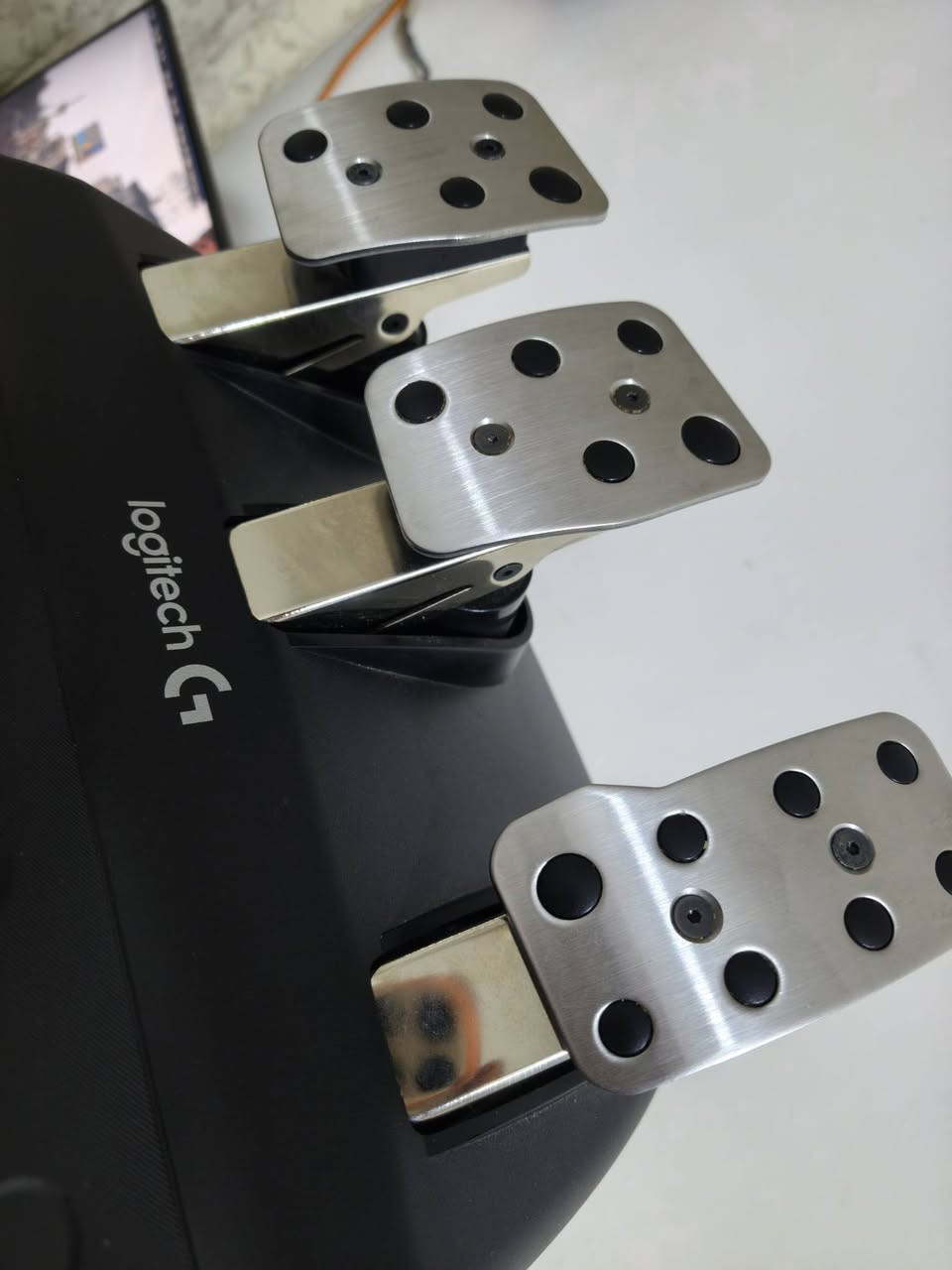 مساء الخير 💚 💙
دركسون Logitech G920
نظافة  100٪ كامل ملحقات مع الكارتونه سعره قفل 250 نهائي متوفر توصيل مكاني بغداد الحرية ***********
