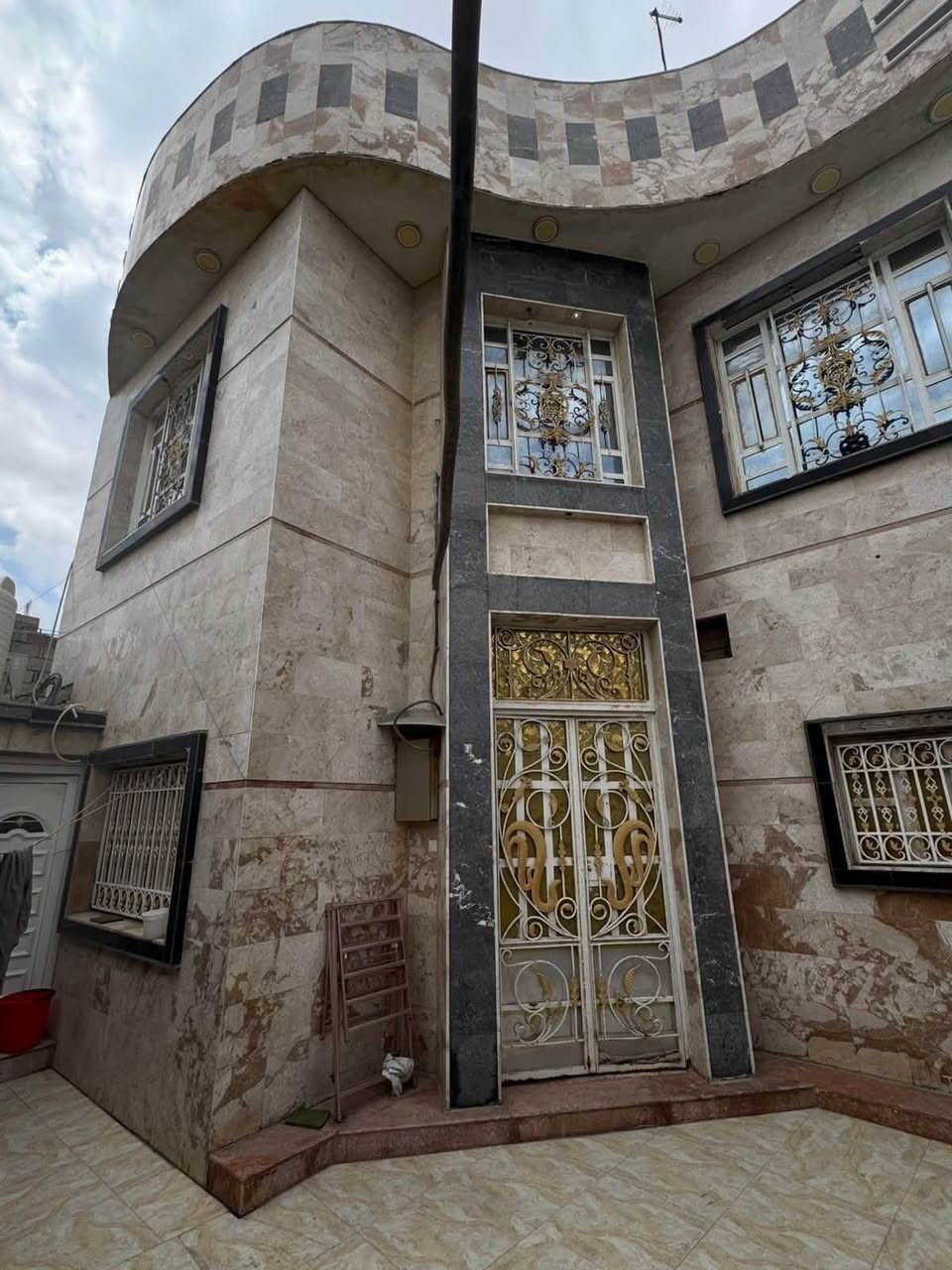 بيت جديد واجهة مرمر بناء درجة اولى
المساحة 200 متر

يحتوي على

4 غرف منام

صالتين 
صالة بالطابق الارضي وصالة بالطابق الاول

مطبخ حار وبارد

استقبال كبير
صحيات داخلية بالطابقين وخارجية
كراج كبير يسع سيارة

واجهة مرمر بالكامل

بيت شغل جناي وليس مقاول مو سكاوي

طابو زراعي عراقي سند 25

يبعد مسافة 50 متر عن شارع كوت ثويني التبليط

ويبعد مسافة 850 متر عن شارع ابي الخصيب السايدين

السعر 158 وبيه مجال

للتواصل واتساب

***********
