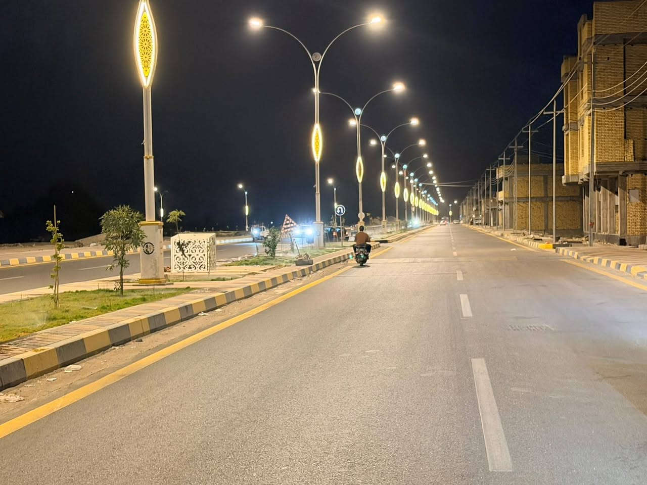 السلام عليكم
بيت مساحه 240 م  في منطقة الموحيه (مجمع البلديه) بالقرب من رئاسة الجامعة يتكون من غرفة استقبال وصالة وغرفتين ومطبخ طابق واحد يحتوي على طاقة شمسية 20 امبير للأستفسار الاتصال بالرقم *********** واتساب فقط
