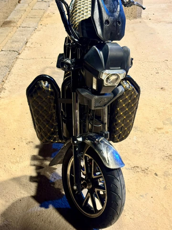 السلام عليكم 🖐️✨
دراجة شحن هيوشة جبلي للبيع 🚲⚡
 النظافة: الدراجة نظيفة (مثل ما موضح بالصور) 🧼👌
 البطاريات: مشدود إلها تخم بطاريات جديد بالكامل (5 بطاريات) جاهزة وما محتاجة أي صرف 🔋💯
 التفاصيل: كشنات وأرضية وتغليف أسود بخياطة ذهبية مرتبة، وشغالة تمام 🖤✨
 السعر: 550 ألف وبيه مجال للشراي 💰🤝
📍 المكان: الفلوجة 🏢
📞 للإتصال أو الواتساب: *********** 📲
