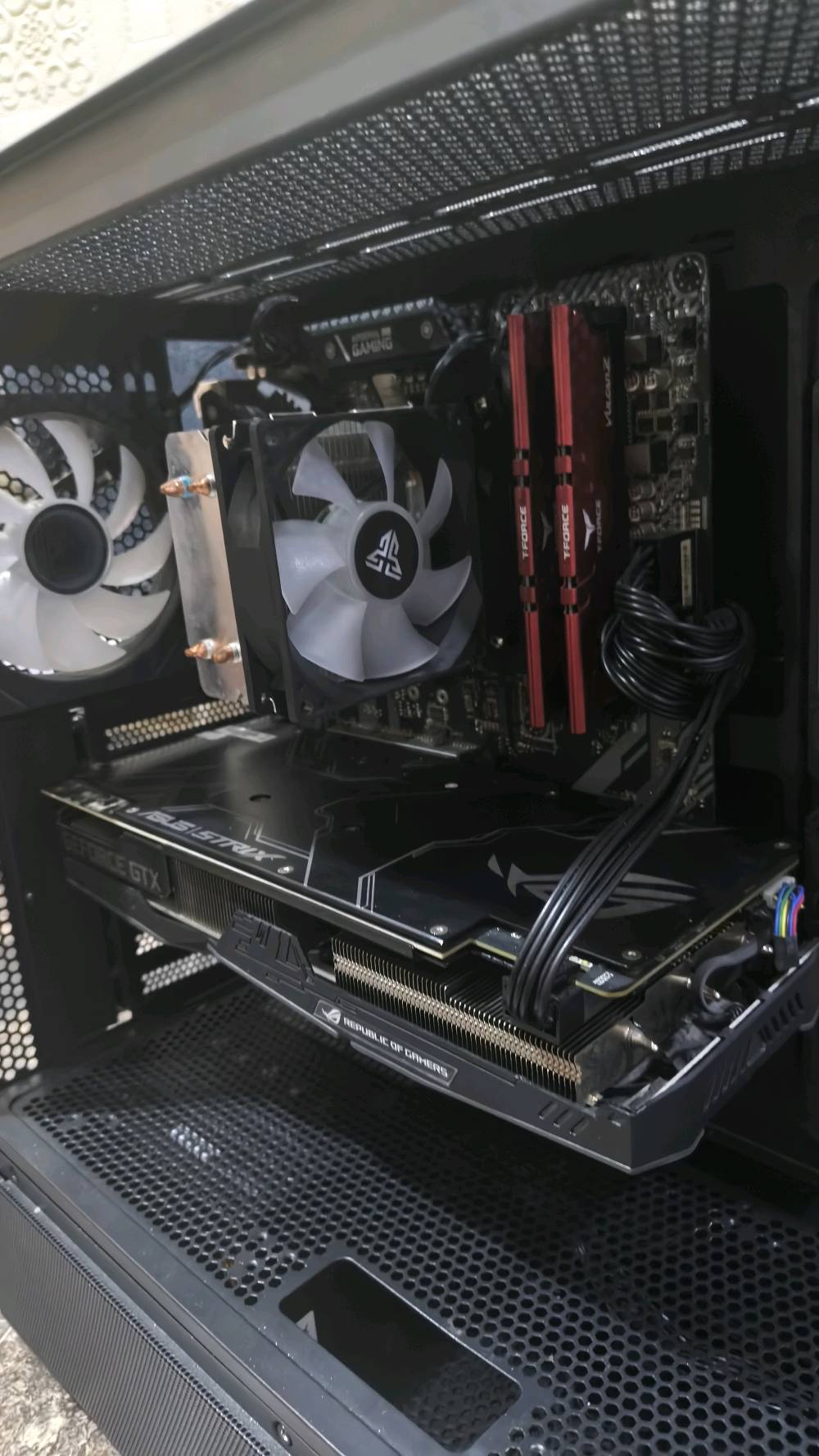 R5 3600

Msi B450 tamahawk max ATX

16gb T-force n word 8*2 2666MHz

FANTECH FC100 cpu cooler

Adata 240GB SSD

ROG STRIX GTX 1660TI 6GB ADVANCED EDITION

Acer 550W bronze fully modular

sama sv-02
السعر 550 وبيهه مجال مكاني البصرة ما عندي توصيل
