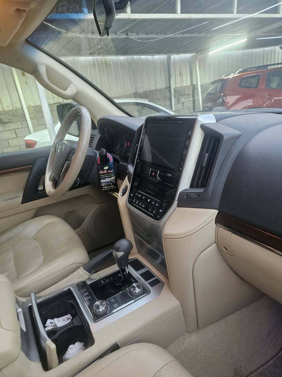 V6 سته سلندر 4000
رقم بغداد تحويل مباشر 
فول مواصفات  فتحه سقف ثلاجه تبريد وسطيه تشغيل عن بعد   LED,امامي نهاري تبريد مركزي ثلاث قطع كت لحيه امامي وخلفي غسيل مصابيح امامي اشاير بلمري جناح خلفي مقاعد جلد بلاد مع تحكم كهربائي للمقاعد الاماميه ويل 18 دفع رباعي حساسات خلفيه +كامره خلفيه شاحن لاسلكي مع شاحن خلفي ١٠٠w شبر صبغ 
مكان السياره حله ***********
السعر 410
