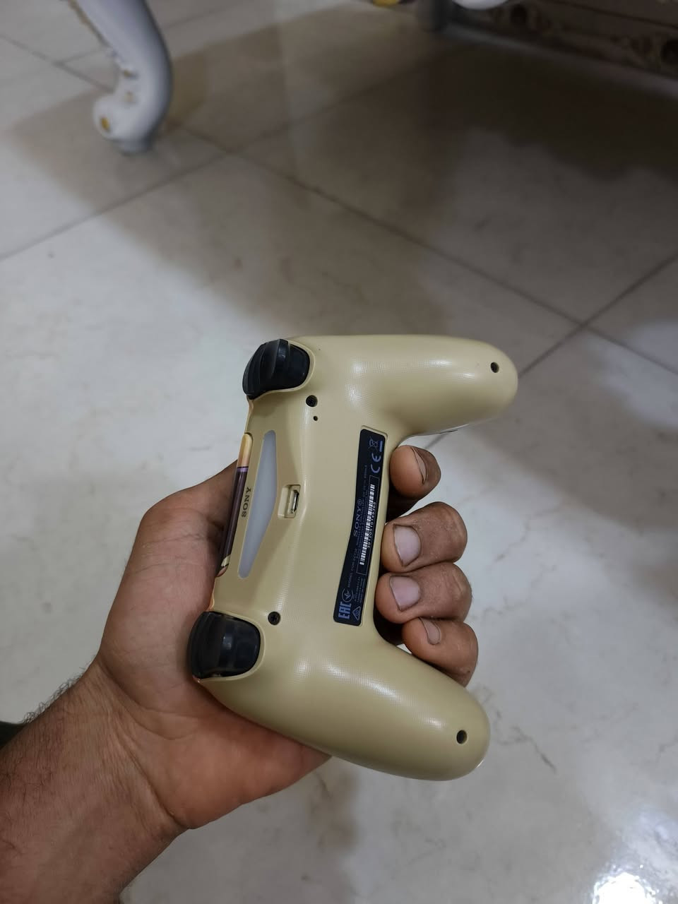 للبيع بلي 4 سلم 500 كيكا - كامل ملحقاته - البصرة
السلام عليكم

 بلي 4 سلم حجم 500 كيكا، الجهاز كلش نظيف وكامل ملحقاته

المواصفات:
• الحالة: نظيف جداً • الملحقات: كارتون + وايرات كاملة • الايادي: يد بلي 5 اصلية شغالة 100% + يد بلي 4 تجارية • الاقراص: GTA V + FIFA 21 
السعر:300الف وقابل للتفاوض بشي بسيط

المكان: البصرة الصالحيه
للتواصل: (***********)

الجهاز مال بيت ومال لعب، ما متعوب عليه.

موجود توصيل

