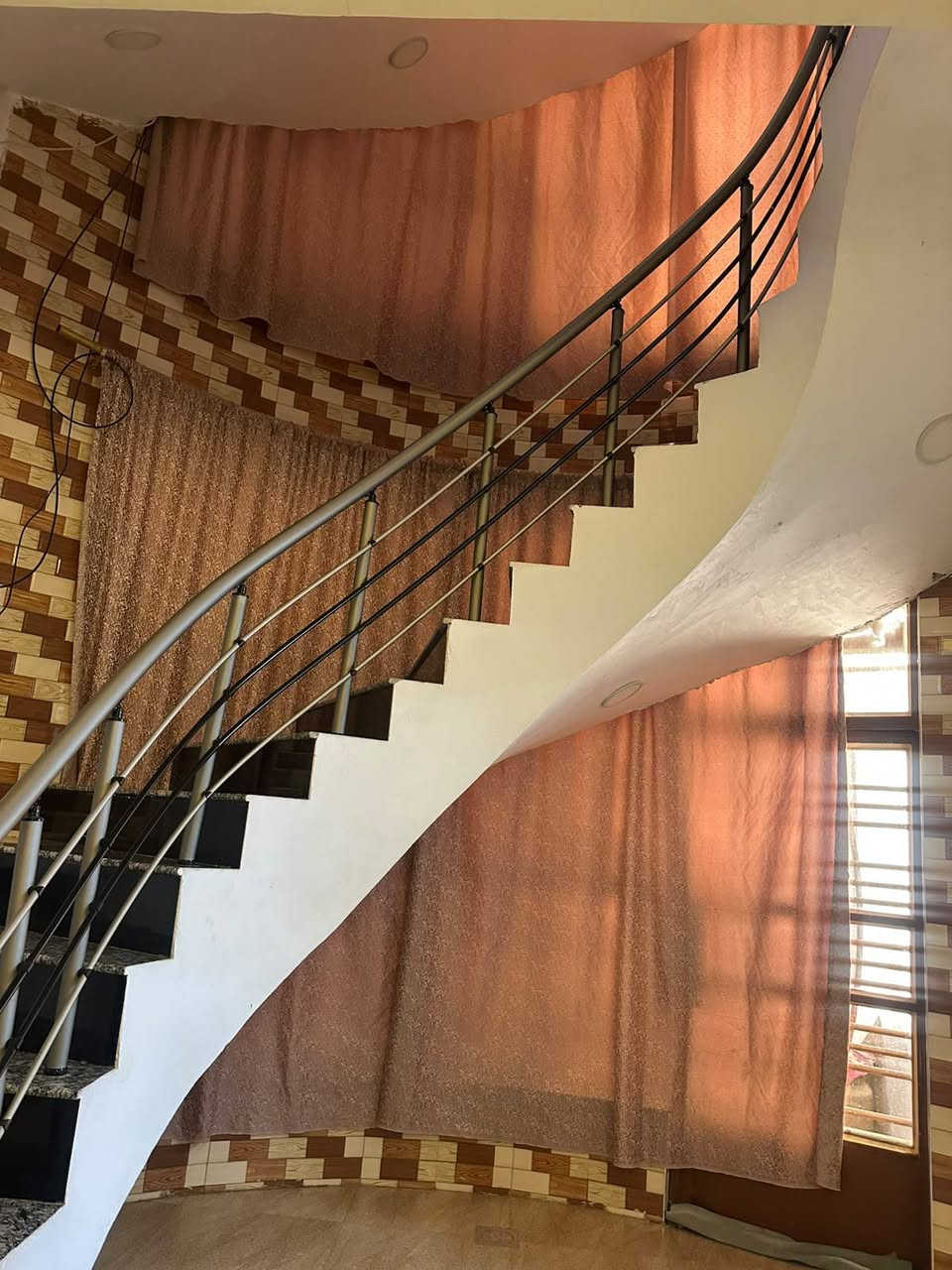 بيت للبيع
مساحة 250m 
يحتوي على 5 غرف نوم كبيرة بالإضافة إلى استقبال ومطبخ وصالة عدد2 ومجمع صحيات عدد 3
نقص البيت واجهة خارجية فقط 
العنوان حي الزيتون 
للإستفسار والسعر  الاتصال على ***********
