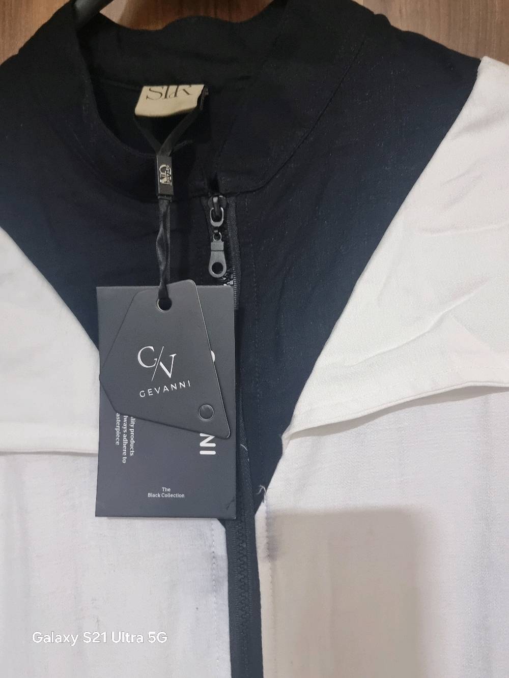 ​عباية سبورت كلوش بقبعة (Hooded Sporty Abaya): هذا الوصف يجمع بين القصة الواسعة من الخلف (الكلوش) والغطاء الخاص بالرأس (الـ Hoodie) الموجود في القطعة.
السعر 35
 القياس فري سايز
يوجد توصيل