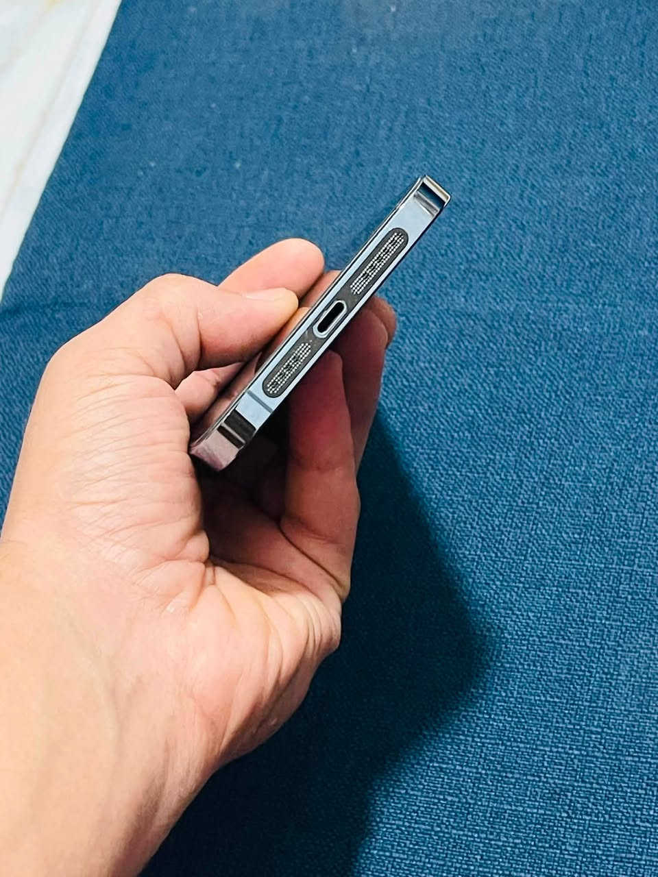 🔥 للبيع  آيفون 13 برو ماكس بحالة ممتازة جداً! 🔥
 الموديل: iPhone 13 Pro Max
 الذاكرة: 256 جيجابايت
 اللون: أزرق سييرا (Sierra Blue) الأنيق
 المنطقة (Sales Area): أمريكي 🇺🇸
 صحة البطارية: 79% (أصلية، أداء ممتاز وتكفي اليوم بكل راحته)
 تقييم الفحص (3uTools): 97 (الجهاز نضيف وكلشي أصلي وخالي من أي عيوب أو تبديلات)
✨ مواصفات إضافية:
 الجهاز نظيف جداً من الخارج كما موضح بالصور (بدون خدوش أو طكتات تذكر).
 الشاشة والكاميرات والقطع الداخلية بحالة الوكالة 100%.
💰 السعر: 725 ألف (قابل للتفاوض بشيء معقول)
📍 المكان: ديالى / ( بلدروز )
📞 للتواصل والاستفسار: ( *********** أو مراسلة الخاص)
