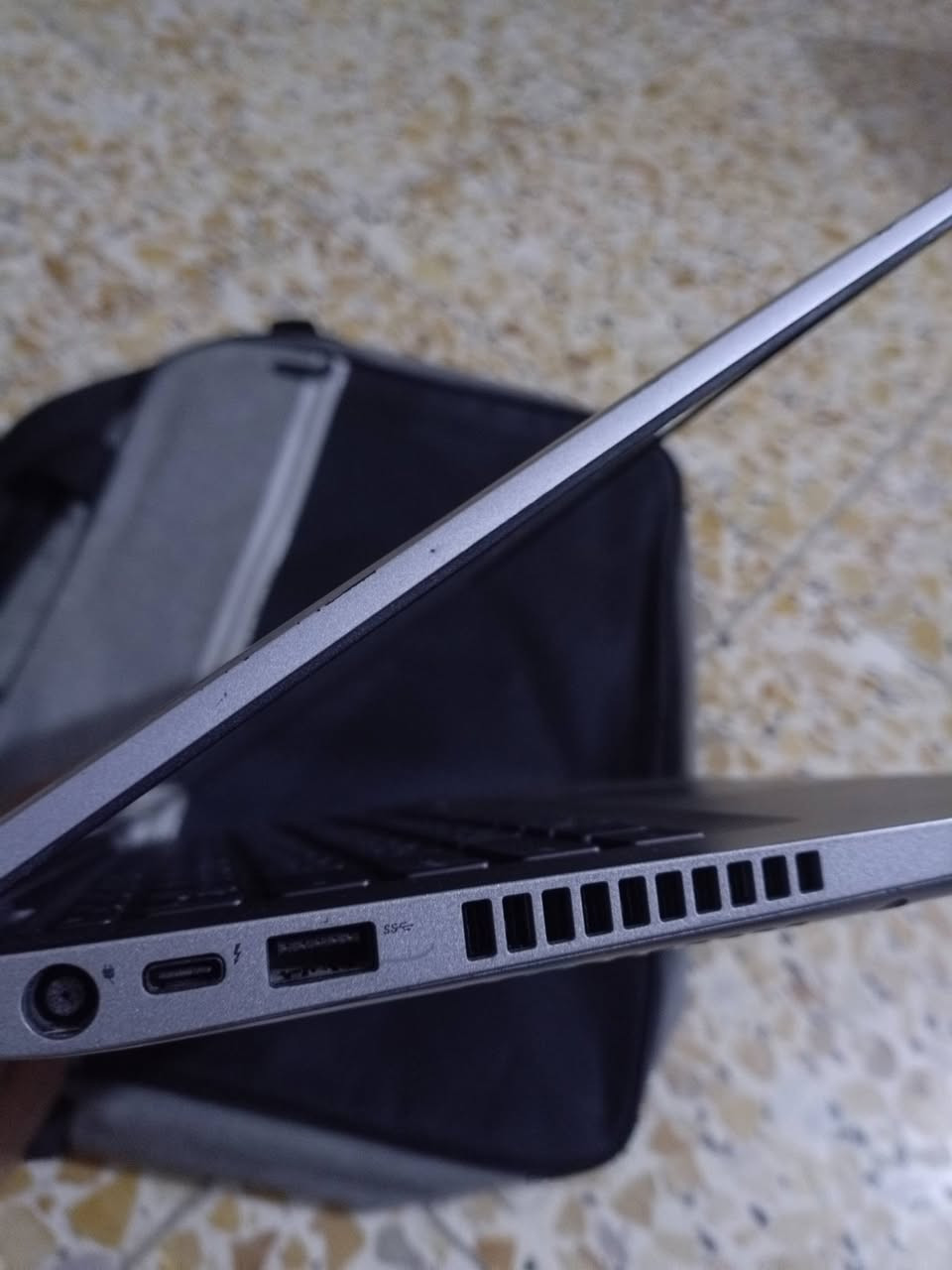 لابتوب Dell Latitude 5410 نظيف وبحالة ممتازة
السعر: 350,000 دينار وبي مجال للطيبين
​جهاز ديل غني عن التعريف، كلش عملي ونظيف مثل ما تشوفون بالصور، شغله سريع ومناسب للدوام، الدراسة، والشغل اليومي.
​المواصفات:
​المعالج: Core i7 جيل عاشر (i7-10610U) 🔥
​الرام: 8 جيجا (8GB) 🚀
​التخزين: 256 جيجا SSD (سريع جداً) 💾
​كرت الشاشة: Intel UHD (مساحة الكرت الإجمالية 4 جيجا) 🎮
​الشاشة: 14 بوصة صافية وحلوة 💻
​الاتصال والمنافذ: بي منفذ تايب سي (Type-C) سريع، واي فاي داخلي، وبلوتوث 🛜🔌
​الملحقات: ويا الشاحنة الأصلية مالته 🔌
​الهدايا: ويا الجهاز ماوس وايرليس وجنطة خاصة باللابتوب هدية 🎁👜
​النظام: Windows 11
​📍 مكان التواجد: بغداد
📞 للتواصل: راسلني خاص أو اتصل على الرقم: ***********
