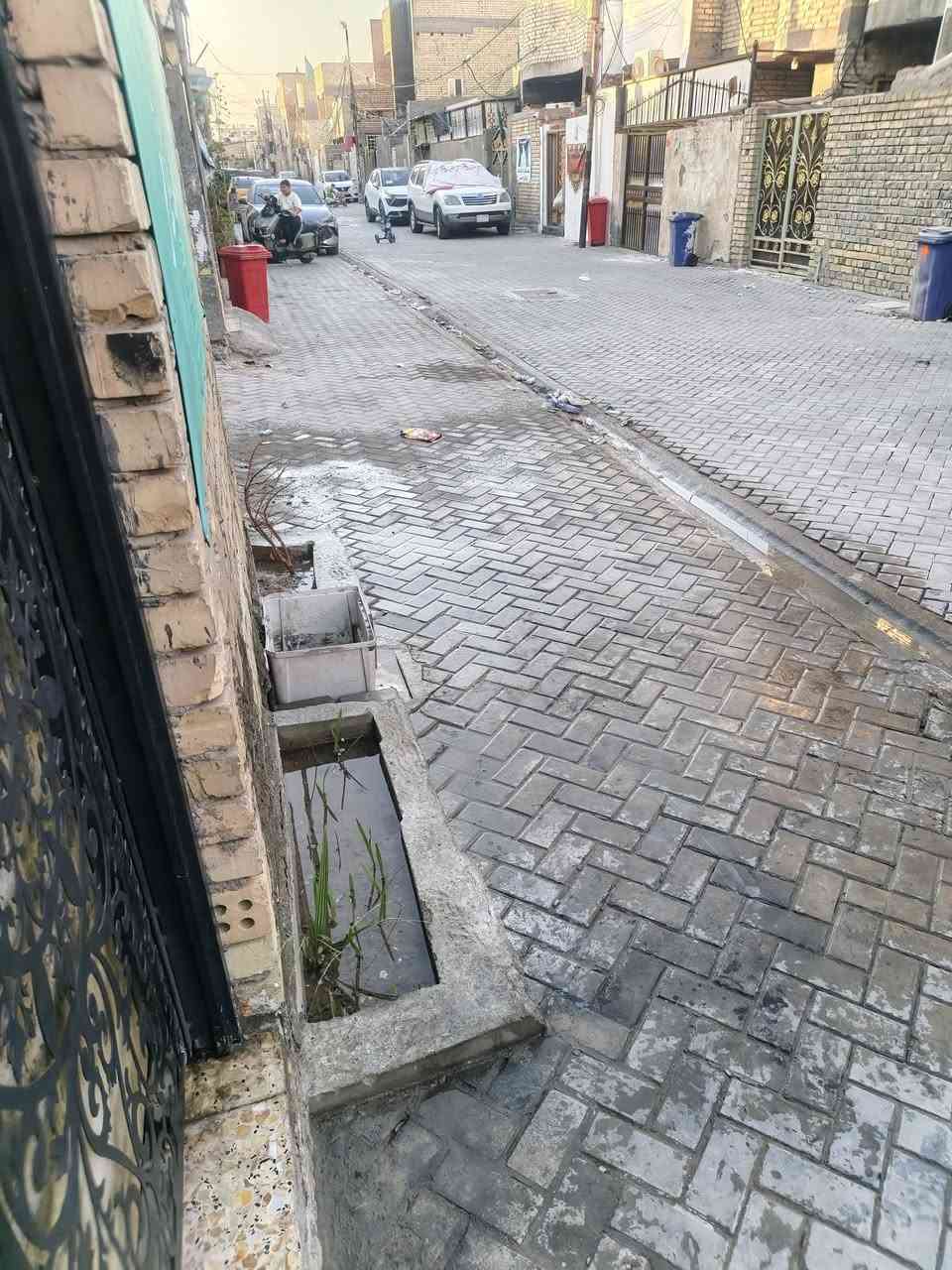 السلام عليكم ورحمة الله وبركاته 🌹
للبيع بيت بمساحة ٥×٢٠ = ١٠٠ متر، بناء نظيف ومرتب، مناسب للسكن والاستثمار.

🔹 الطابق الأول: بناء كامل وجاهز للسكن.
🔹 الطابق الثاني: هيكل كامل، ومهيأ لإكمال البناء حسب رغبة المشتري.
🔹 البيت يقع في فرع مسدود وآمن، ومكان هادئ ومناسب للعوائل.

البيت فرصة جيدة للي يريد بيت مرتب ومساحته مناسبة، ويكمل الطابق الثاني على ذوقه.

للاستفسار والتفاصيل أكثر، مراسلة او الانتصال  ***********
