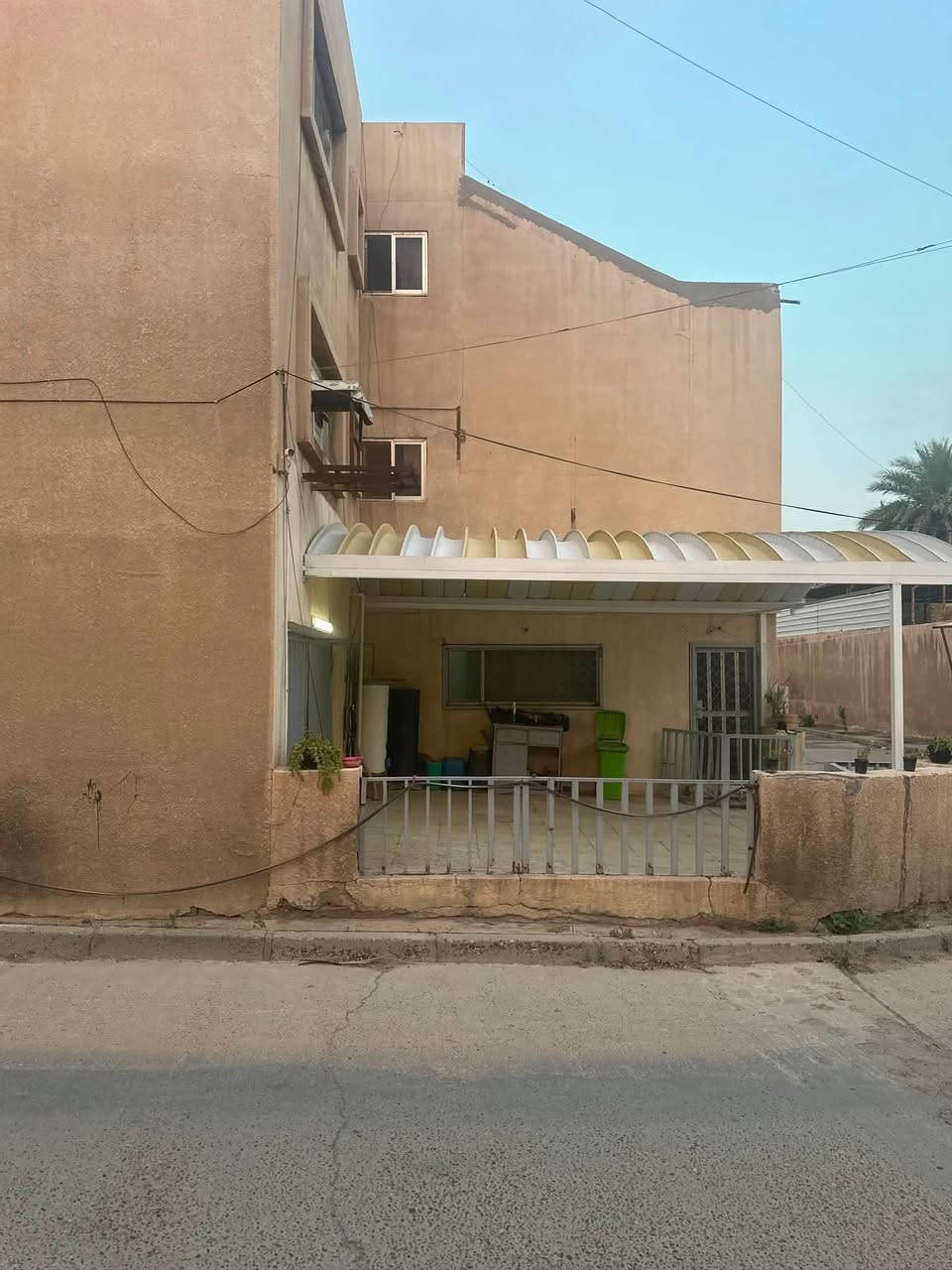 فرصة استثمارية استثنائية للبيع في الكاظمية - شارع المحيط (ركن)
* المساحة: 354 متر مربع (سند ملكية صرف - طابو).
 * الأبعاد: واجهة عريضة 13.6 متر × عمق 27.90 متر.
* المميزات: موقع ركن مميز جداً، ممتاز للتقسيم إلى عقارين أو لبناء مشروع سكني/استثماري راقٍ.
* الموقع: الكاظمية - شارع المحيط.
* للتواصل والمعاينة: [***********]
>
