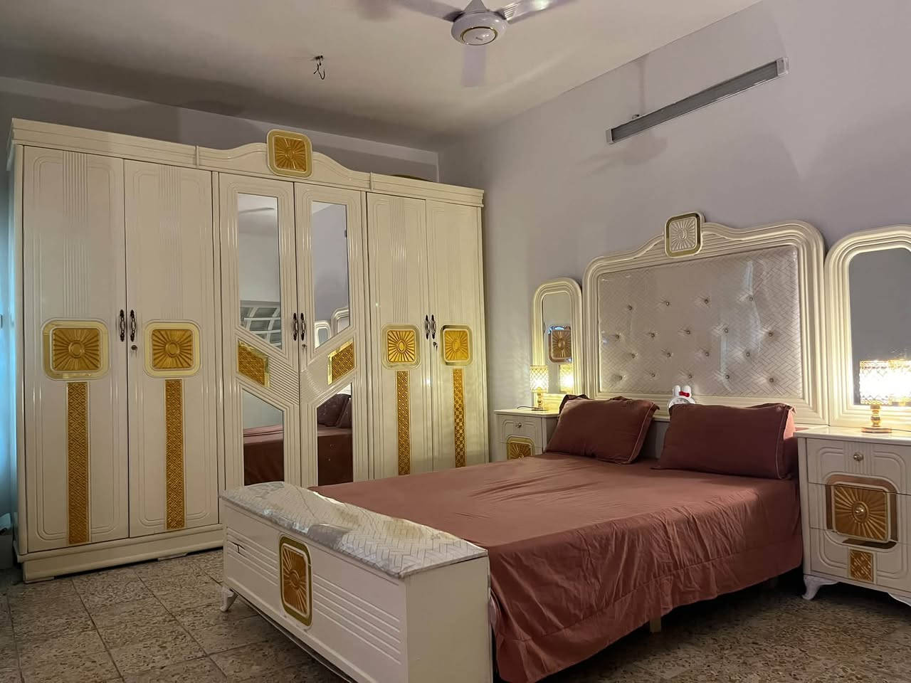 غرفه عراقيه تصميم تركي صارلي ٦  اشهر من مشتريه
غرفه اوف غرفه نضيفه وياها ملحق مال كنتور طلاقتين ممصور غرفه ضخمه رايده مليون  و١٠٠ وبيه مجال بسيط
الاتصال ***********
او المراسله
