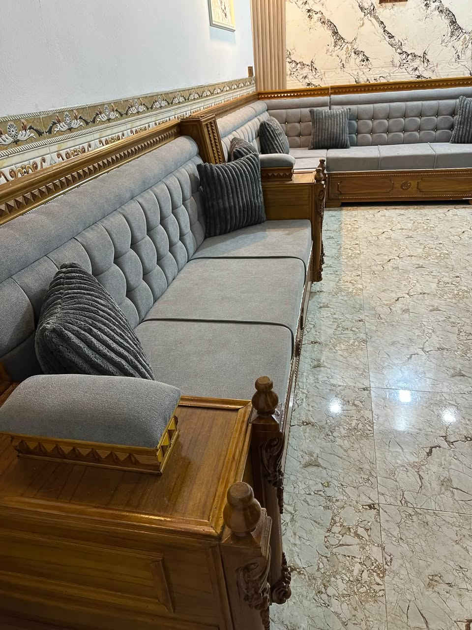 سلام عليكم معمل الزهيري لعمل جميع انواع الدواوين والتخومه حسب طلب 
مواد العمل بلوك بلاويد 
خشب جام روسي اسفنج هاي اكسترا ١٠سم 
اجود انواع الاقمشه تركيه مبطن 
للاستفسار مراسله ع خاص او الاتصال ع رقم *********** او زورنا بلموقع بعقوبه التحرير قرب الغذائيه
