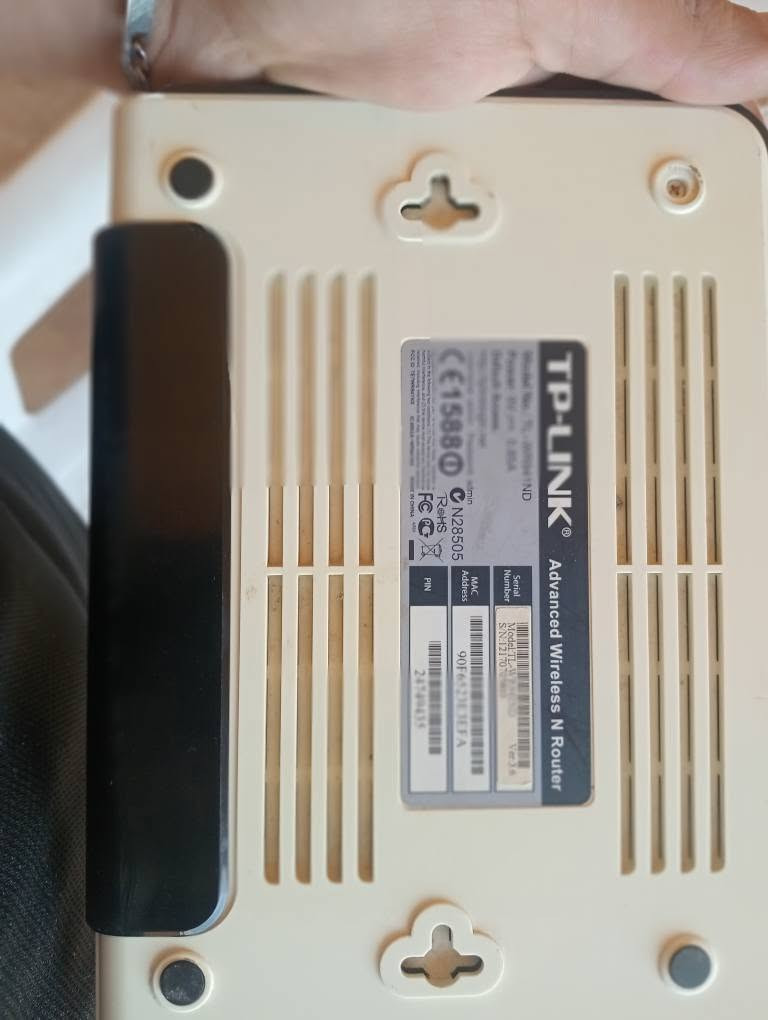 راوتر تي بي لينك (TP-Link Advanced Wireless N Router) مستعمل بحالة نظيفة جداً وشغال 100%. ممتاز جداً لتوسيع مدى شبكة الواي فاي وتقوية الإشارة في البيت، الطابق الثاني، المحل، أو المكتب الصغير.
المواصفات والتفاصيل:
• الموديل: TP-Link TL-WR941ND (Hardware Version 3.6)
• السرعة: يدعم سرعة واي فاي تصل إلى 300 ميرابت في الثانية (300Mbps).
• الهوائيات: يحتوي على 3 هوائيات قوية لتغطية إشارة أوسع وأفضل.
• الحالة: مستعمل ونظيف جداً، ويعمل بدون أي مشاكل.
• إعدادات الدخول الافتراضية: اسم المستخدم والرمز السري هو 'admin'.
للتواصل والاستفسار:
إذا كنت مهتماً بالشراء، يمكنك التواصل معي مباشرة عبر الاتصال أو الواتساب على الرقم التالي:
📞 الهاتف / واتساب: *********** بغداد, العراق
