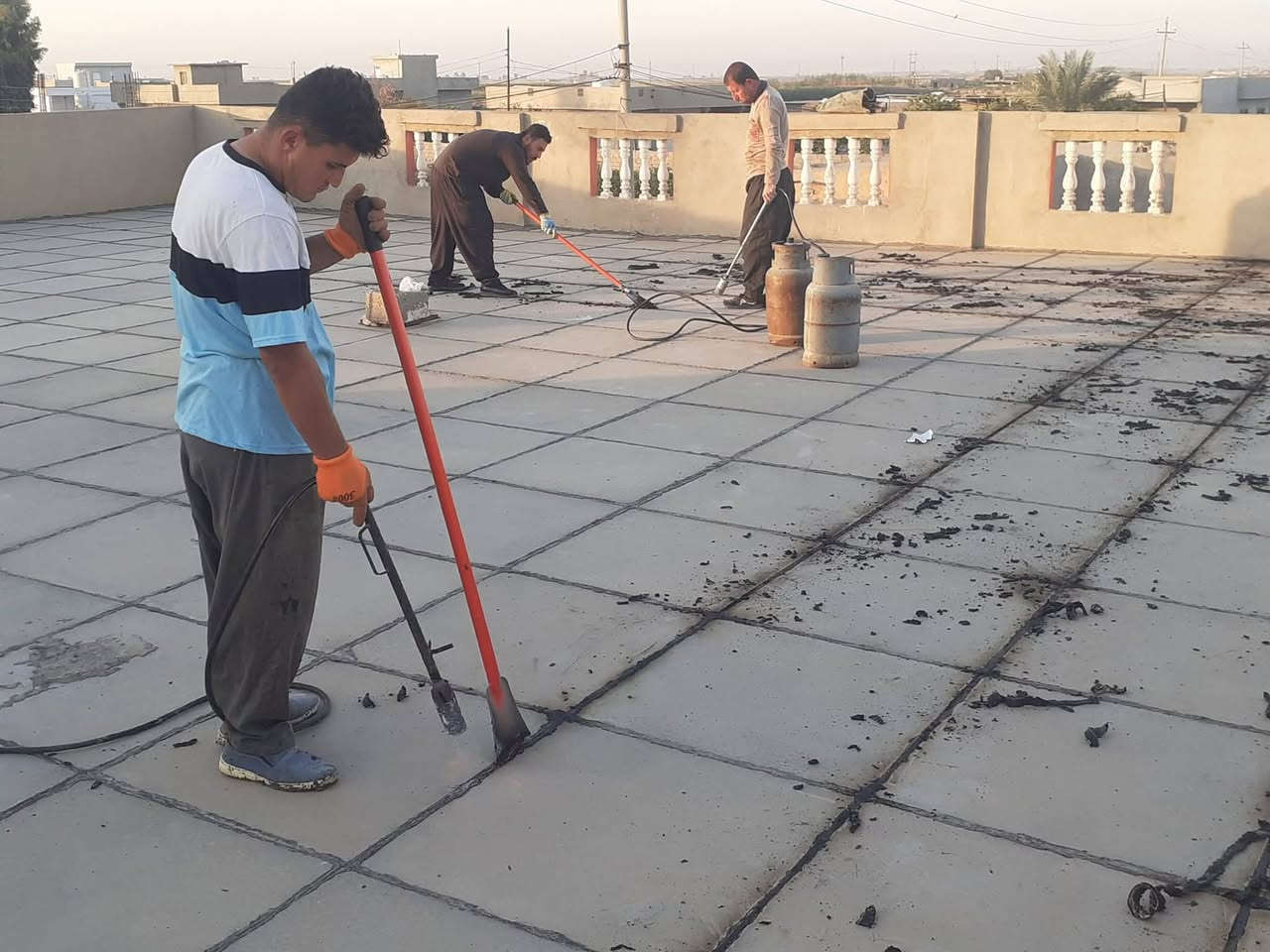 ***********

نص مكتوب في الصور:
- تصليحات ماستیک و قلع ماستیک و طبیک اشتاگیرات *********** ایزوکام+شتايگر