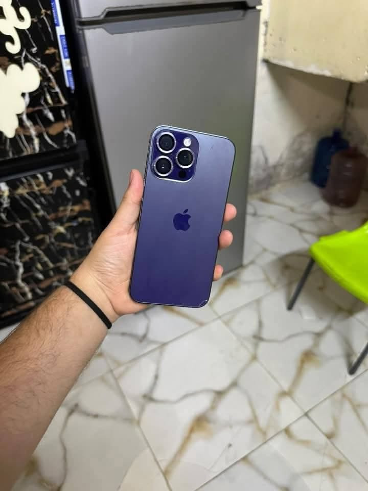 سلام عليكم 📱
> للبيع 14 Pro Max
>
> المواصفات:
> • الذاكرة: 256GB
> • البطارية: 100% مستبدلة جديدة
> • اللون: بنفسجي Deep Purple مبدل ضهر وبيه فطر كلش صغير ممبين 
> •  ، الشاشة مبدلة نوعية ممتازة (3 خيارات)
> • النسخة: شرق أوسط ماستر AAA
> • الجهاز مكفول شغال 100%: اتصال، سيم كارت، فيس ايدي، كاميرات، واي فاي ✅
>
> السعر: 550 الف وبيه مجال بسيط
> يرهم بيع ومراوس

> العنوان: بغداد 
> واتساب: ***********
> تجي تفحص براحتك
