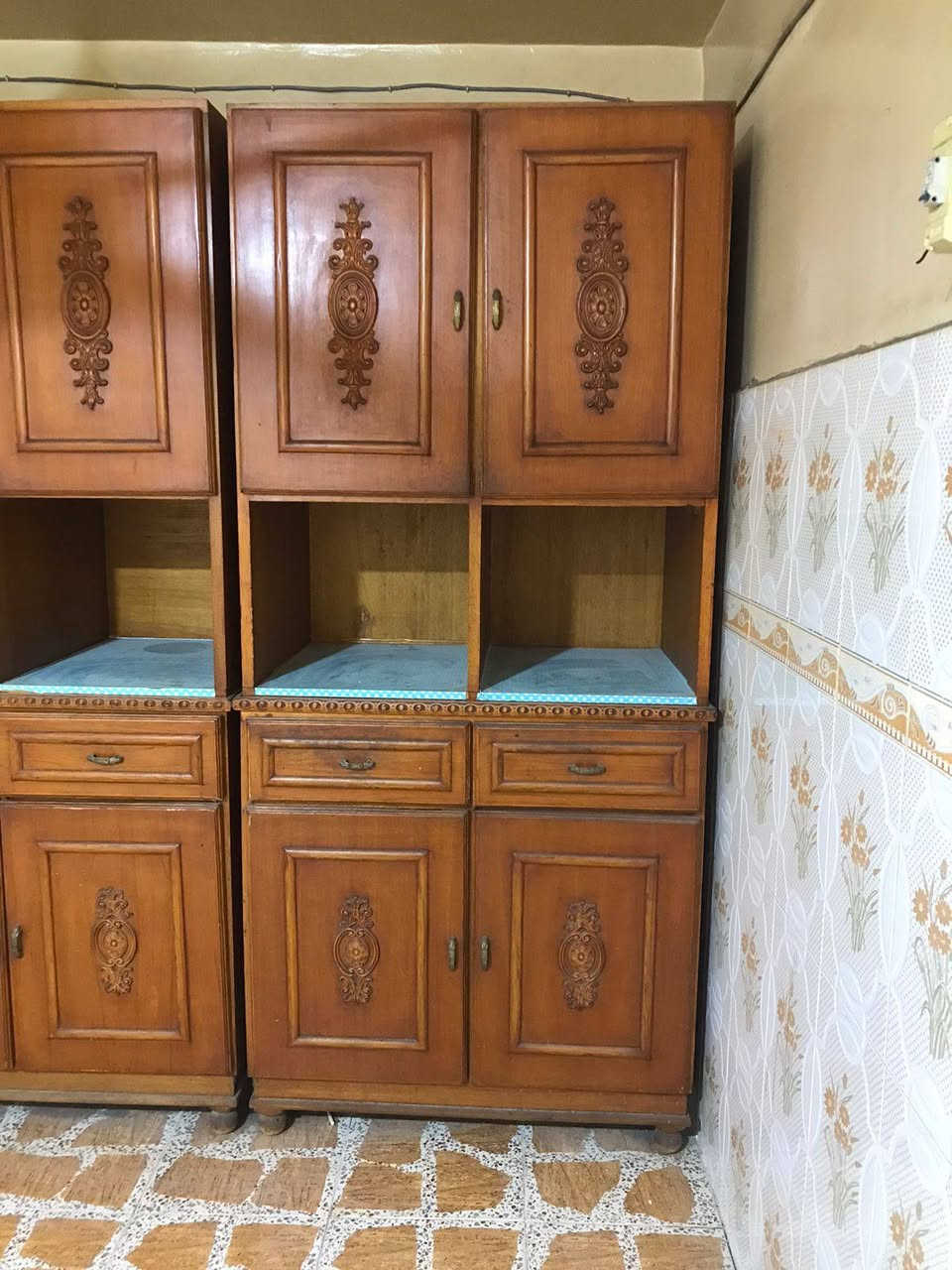 كاونتر خشب صاج ثقيل نظيف جدا عباره عن طابقين منفصلين العرض ٣ متر الجزء الاول ١م والجزء الثاني ٢م والارتفاع الكلي ٢.٦٠ م لاستفسار الاتصال على الرقم: ***********
