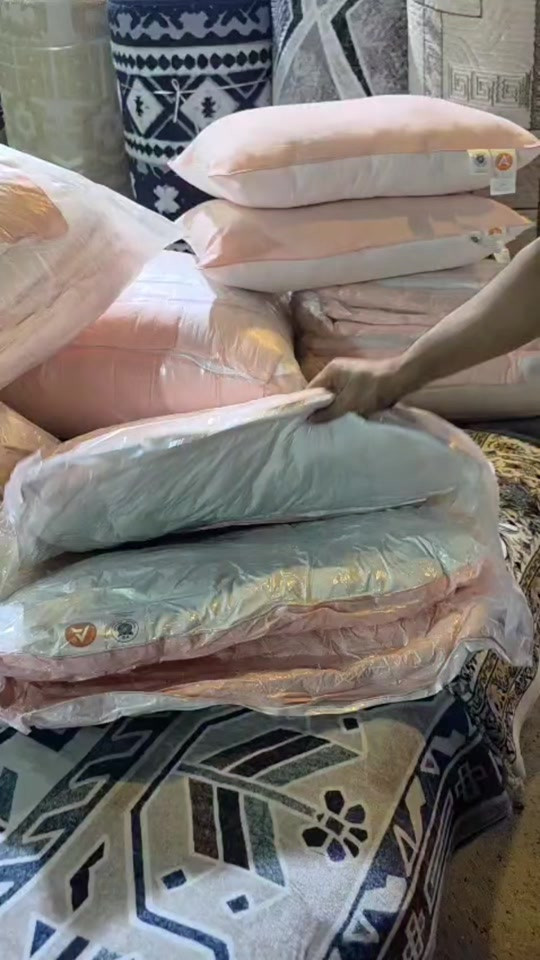 مخدة ديباج • وجه قطني • حشوة ٦٥٠ غرام