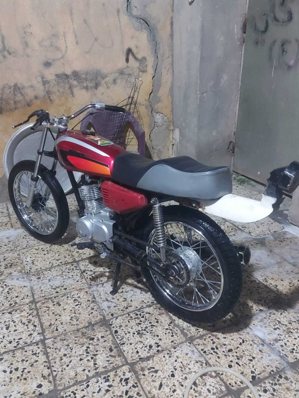 السلام عليكم انتنس للبيع تعمير كله ٢٥ جديد شاصي ٢١ أوراق دراجه ناشفه شوفت عينك نضيفه سعر ٥٢٥ بيه مجال  ترهم مراوس بضيفه مكاني حله محاويل ***********
