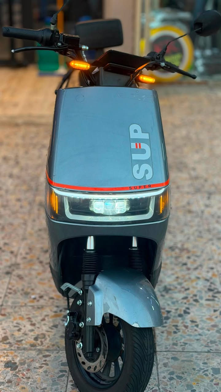 سلام عليكم دراجه شحن ستيراد خاص للبيع SUPER SUP
* 💡 LED أمامي مع إشارات انعطاف.

* 🛞 فرامل ديسك أمامية.

* 🛠️ مساعدات أمامية مزدوجة.

* 🖥️ شاشة رقمية وسط المقود.

* 🔋6 بطاريات 

* 🪞 مرايات جانبية.

* العجلة الأمامية تبدو بقياس صغير إلى متوسط، مناسبة أكثر للاستخدام

غراضه كامله خوذه وقفل وشاحنه وبدله مطريه 

مكاني حي اور 

السعر 550 وبيه مجال شي بسيط

***********
