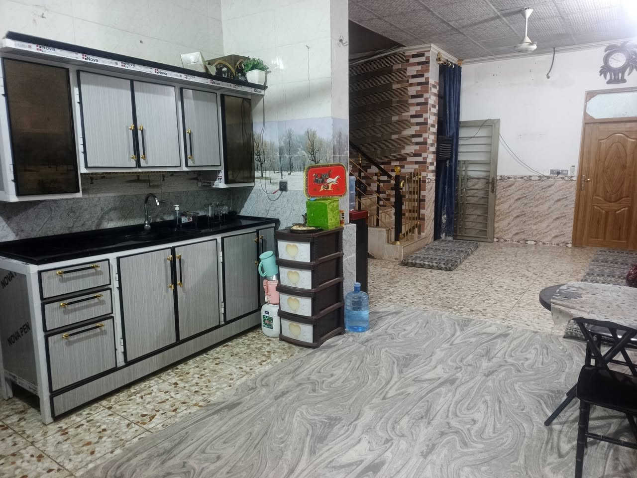 سلام عليكم بيت للبيع بشارع المطحنه صب كون كريت متكون من غرفه وصاله ومطبخ وتخاريج  جوه وبره واستقبال البيت كله سراميك المساحه 100 متر بنيان جديد الإتصال على الرقم الهاتف📲 ***********
