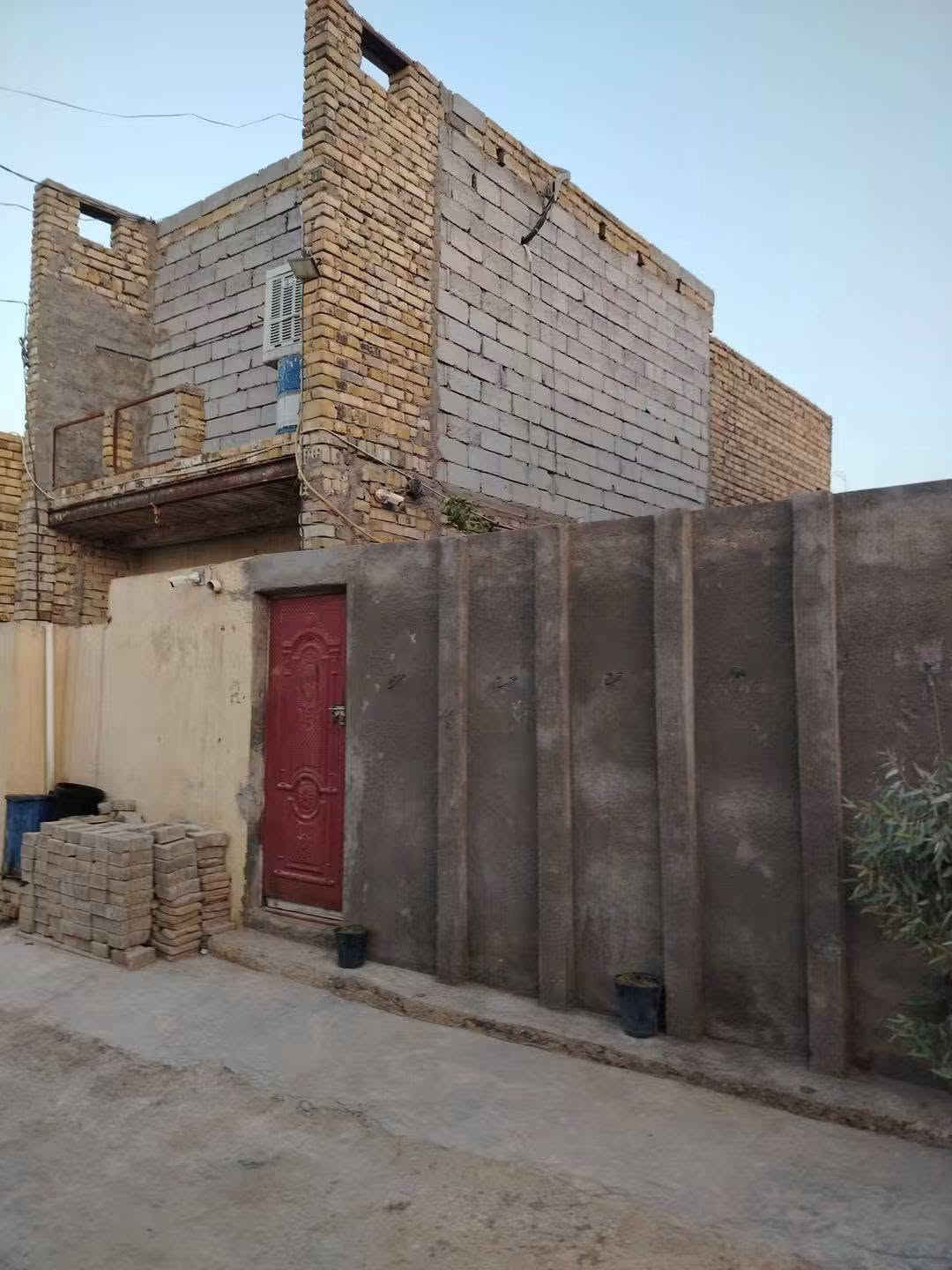 سلام عليكم دار ١٠٧ م بناء ٥٠ والباقي حديقه أساس رفت بناء طابوك سقف صب كونكريت طابقين يتكون من غرفتين وصاله ومطبخ وصحيات وحديقه داخل البيت السعر ٣٠ وبي مجال العنوان سايدين المطار شارع علكم الشبلي تواصل مكتب الغريري ركن شارع حاتم الخير الرقم 
***********سيد احمد
