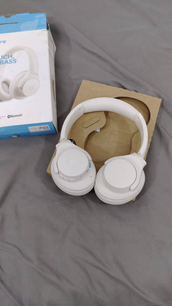 🎧 سماعة Soundcore Q11i من Anker – أصلية
🔥 صوت قوي وباس عميق مع تقنية BassUp بضغطة واحدة
🎵 Hi-Res Audio عند استخدام كابل AUX
🔊 درايفرات ديناميكية 40mm
🔵 Bluetooth 5.3
🔋 بطارية تصل إلى 60 ساعة تشغيل
⚡ شحن سريع: 5 دقائق شحن = حتى 4 ساعات تشغيل
🔄 اتصال بجهازين في نفس الوقت (Multipoint)
🎙️ ميكروفون مدمج للمكالمات
🧼 وسائد أذن قابلة للفصل والاستبدال
📱 تدعم تطبيق Soundcore وتخصيص الصوت عبر EQ
🎒 تصميم قابل للطي وسهل الحمل
⚖️ الوزن: حوالي 241 غرام
❗ ملاحظة: السماعة لا تحتوي على ANC (إلغاء الضوضاء النشط).
📦 الحالة:  نظيفة، مع العلبة الأصلية حسب الصور.
💰 السعر المقترح للبيع: 50الف
الرقم:*********** 
📩 السعر قابل للتفاوض بشكل بسيط
